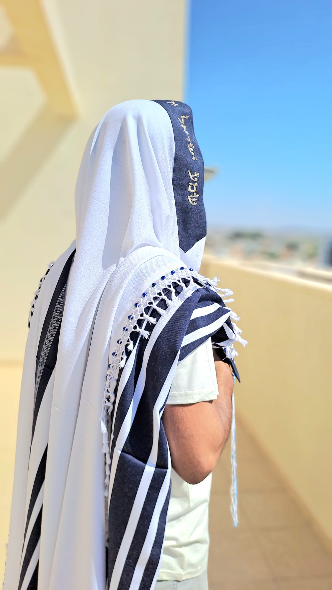 טלית צמר יוקרתית בעיצוב מנורת המקדש שזירת חרוזים בעבודת יד ופתיל תכלת אוריה עיצוב טליתות 2