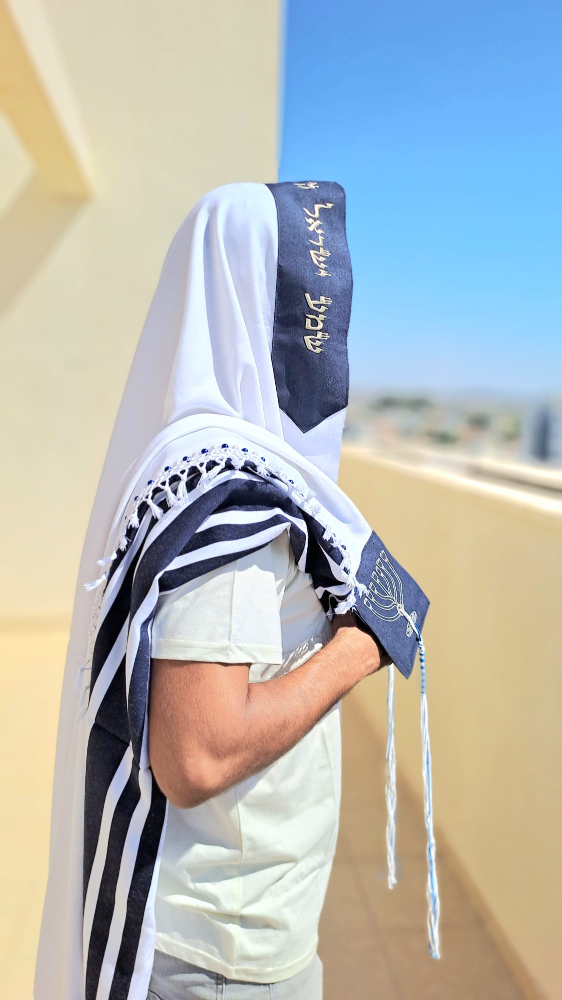 טלית צמר יוקרתית בעיצוב מנורת המקדש שזירת חרוזים בעבודת יד ופתיל תכלת אוריה עיצוב טליתות 3