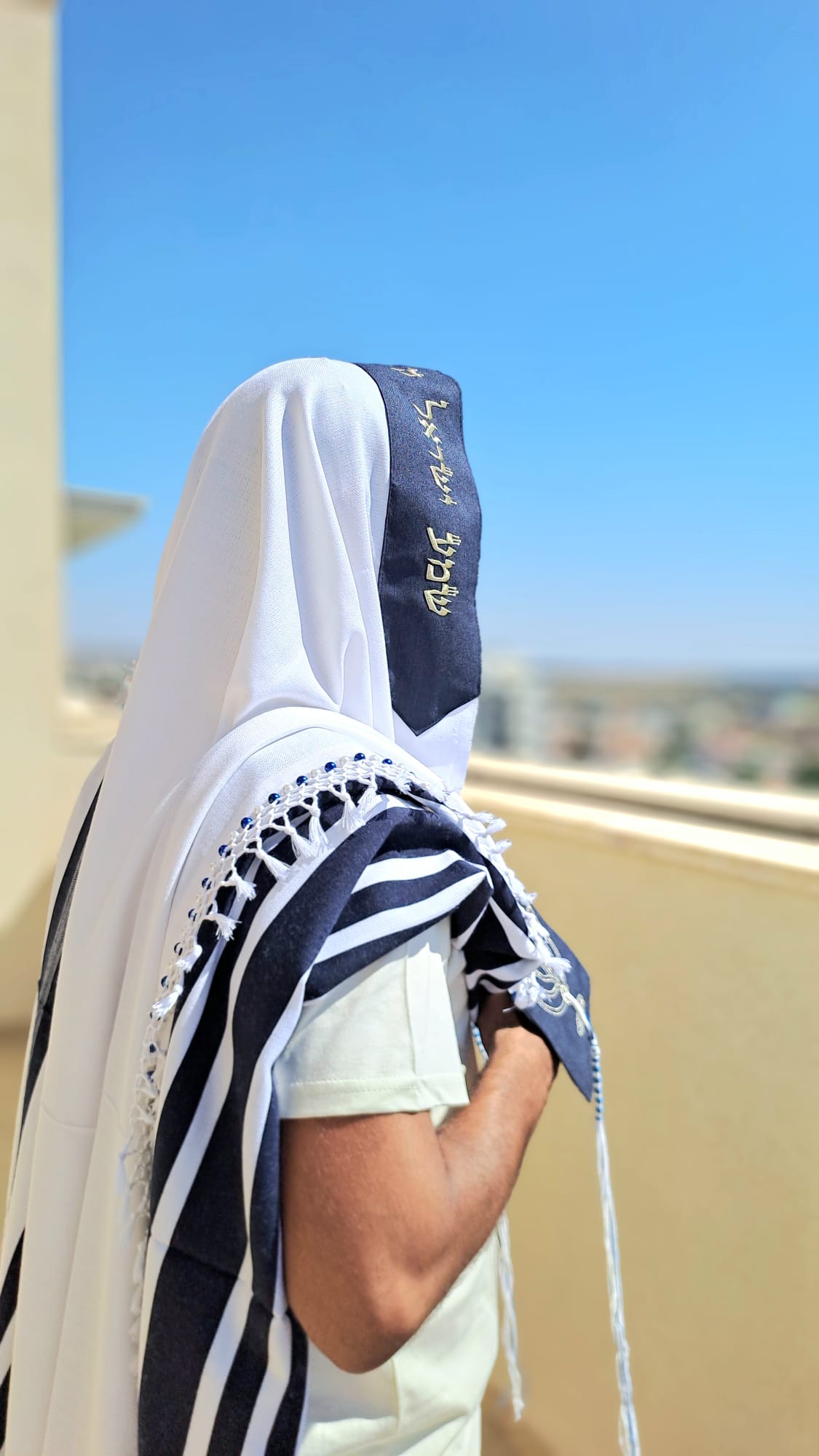 טלית צמר יוקרתית בעיצוב מנורת המקדש שזירת חרוזים בעבודת יד ופתיל תכלת אוריה עיצוב טליתות 4