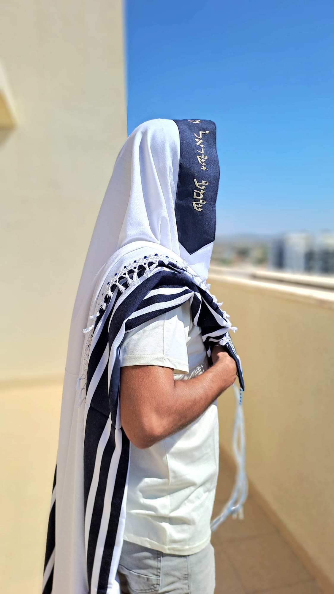 טלית צמר יוקרתית בעיצוב מנורת המקדש שזירת חרוזים בעבודת יד ופתיל תכלת אוריה עיצוב טליתות 5