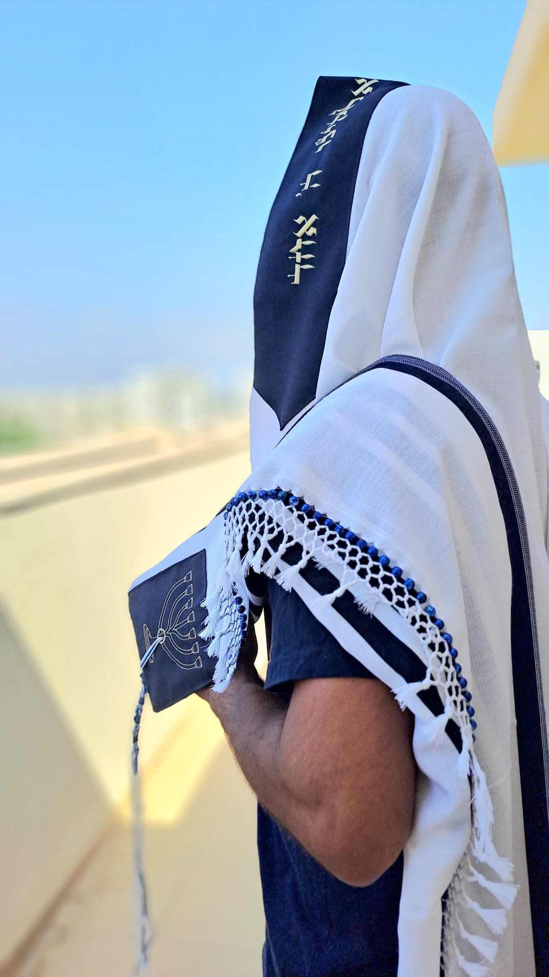 טלית צמר יוקרתית בעיצוב מנורת – המקדש עם שזירת חרוזים בעבודת יד 5