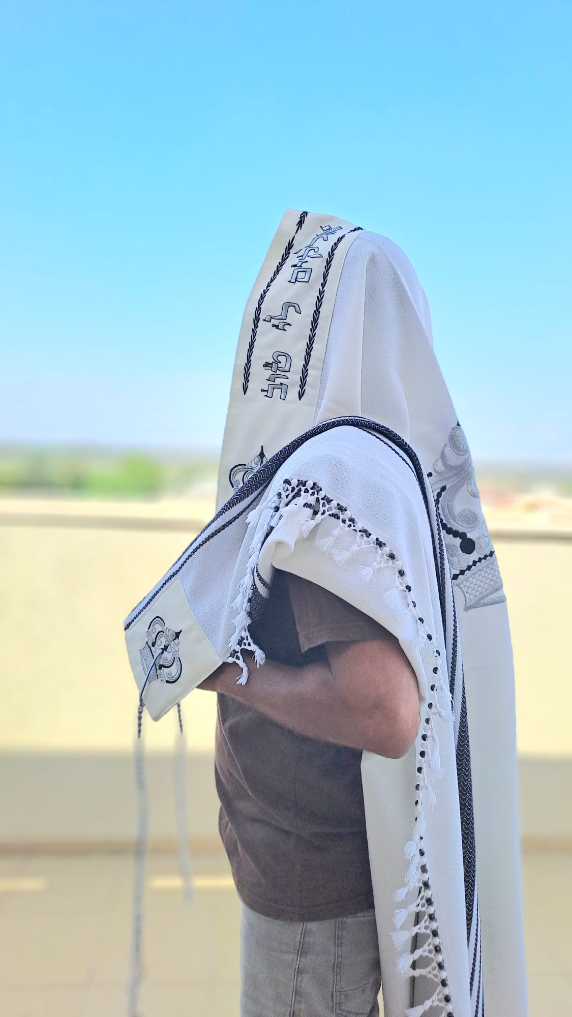 טלית צמר יוקרתית דמוי עבודת יד בעיצוב כתר יוקרה שחור וכסף נוצץ בשילוב חרוזים בעבודת יד אוריה עיצוב טליתות 1