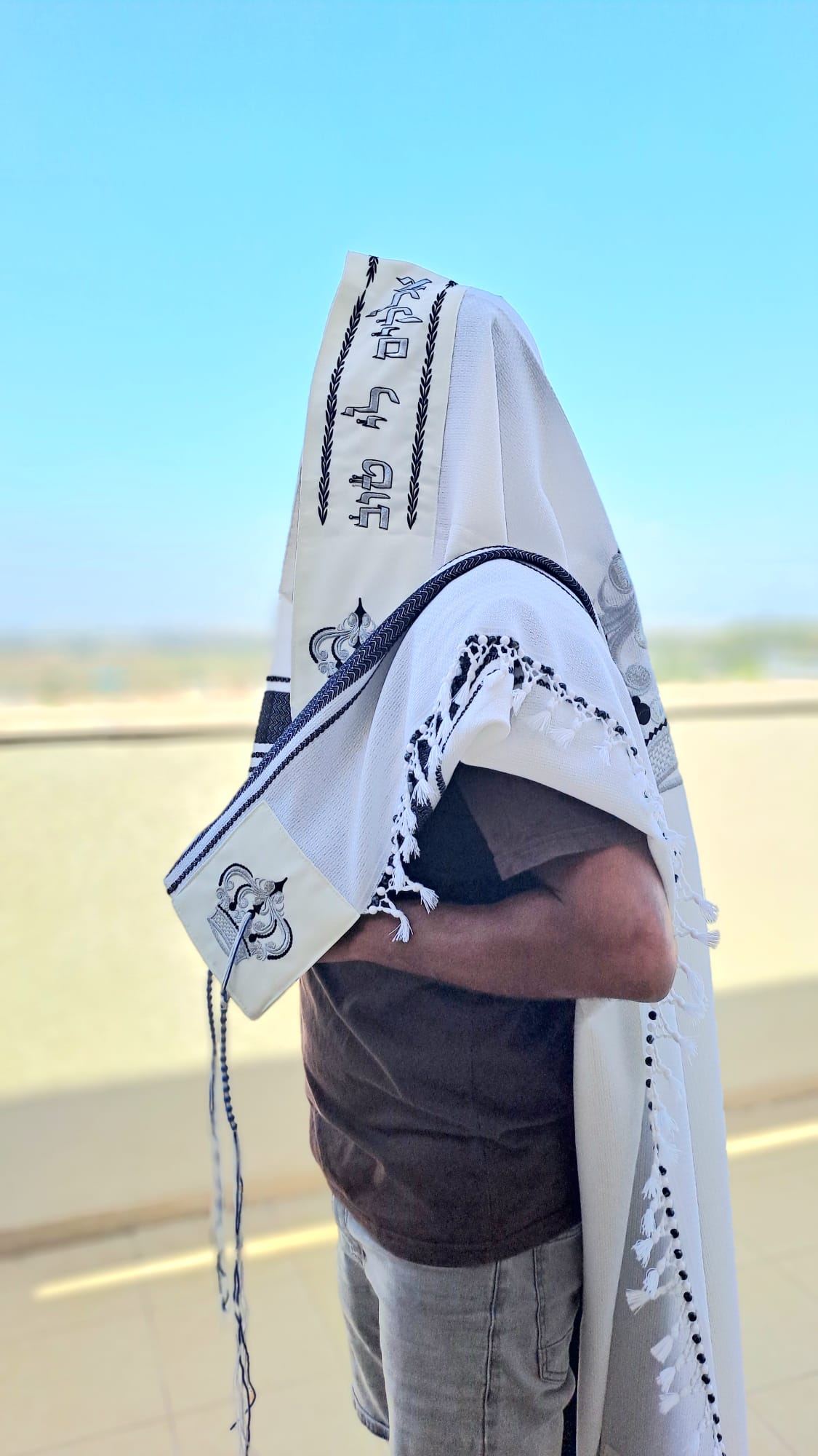 טלית צמר יוקרתית דמוי עבודת יד בעיצוב כתר יוקרה שחור וכסף נוצץ בשילוב חרוזים בעבודת יד אוריה עיצוב טליתות 2