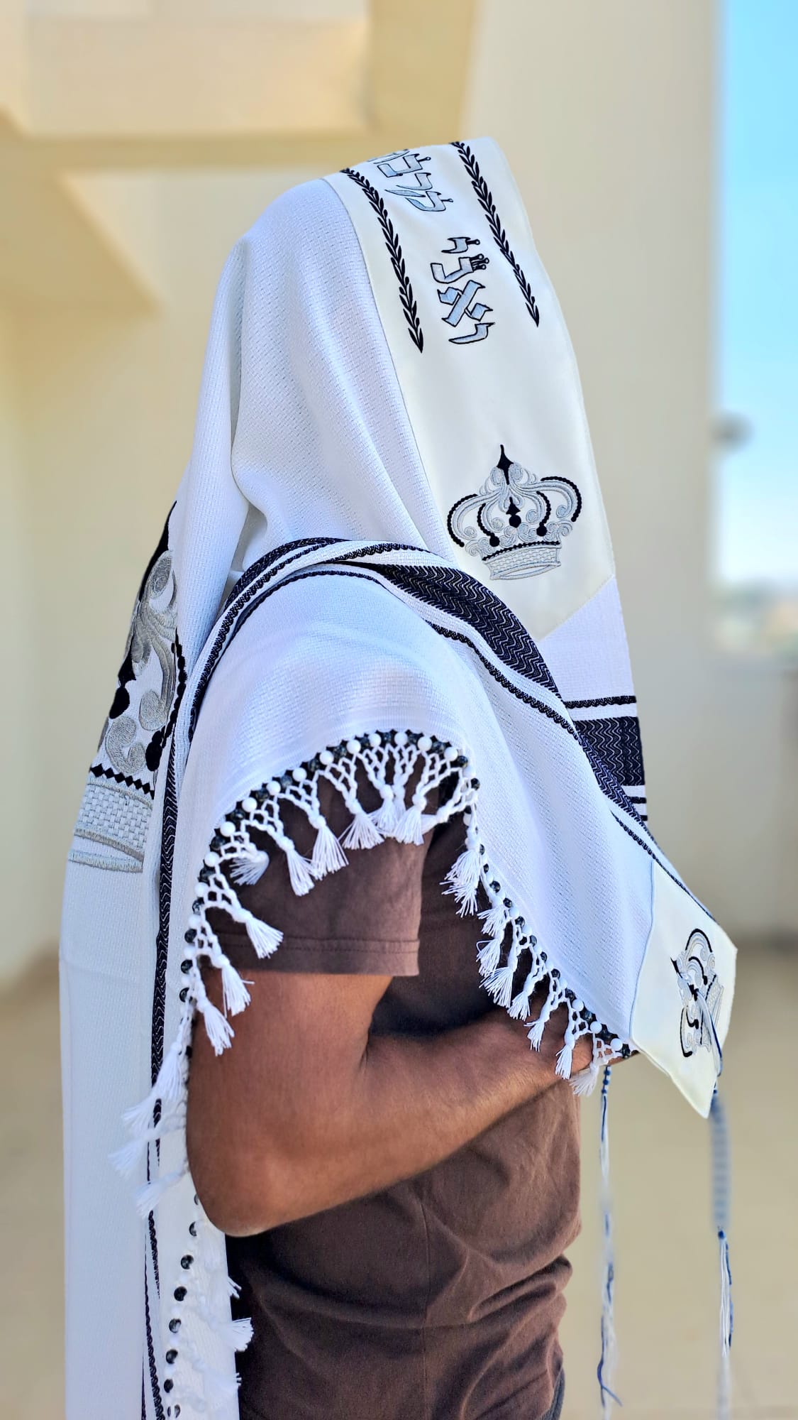 טלית צמר יוקרתית דמוי עבודת יד בעיצוב כתר יוקרה שחור וכסף נוצץ בשילוב חרוזים בעבודת יד אוריה עיצוב טליתות 3