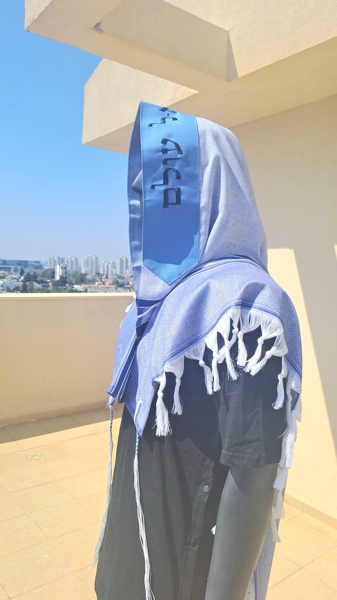 טלית צמר מהודרת בעיצוב תכלת כחול בשם ה עם פתיל תכלת אוריה עיצוב טליתות 1