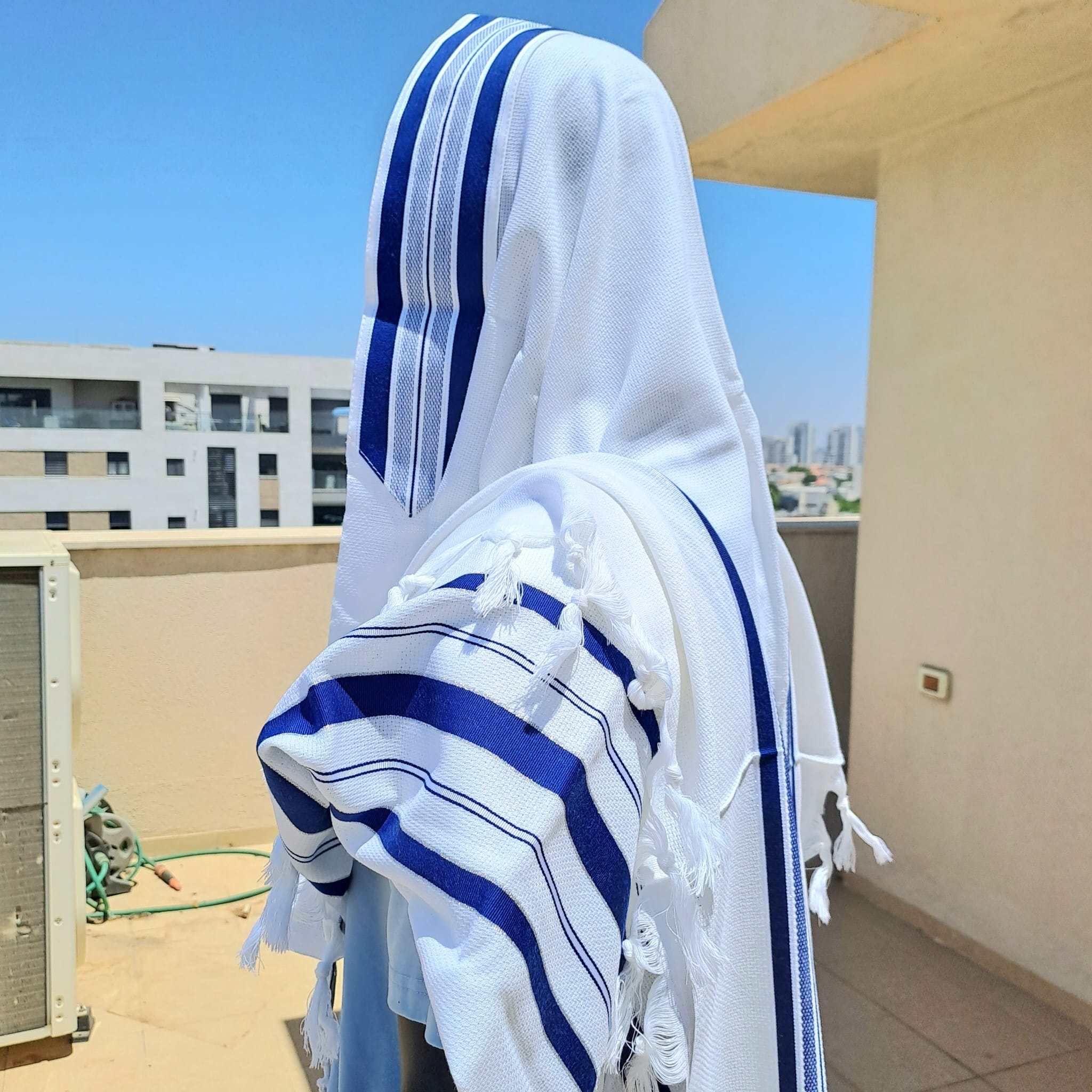 טלית צמר קלאסית בעיצוב פסים כחול רויאל אוריה עיצוב טליתות 1