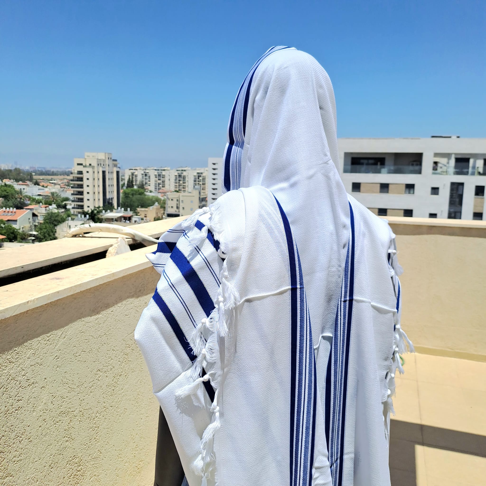 טלית צמר קלאסית בעיצוב פסים כחול רויאל אוריה עיצוב טליתות 2