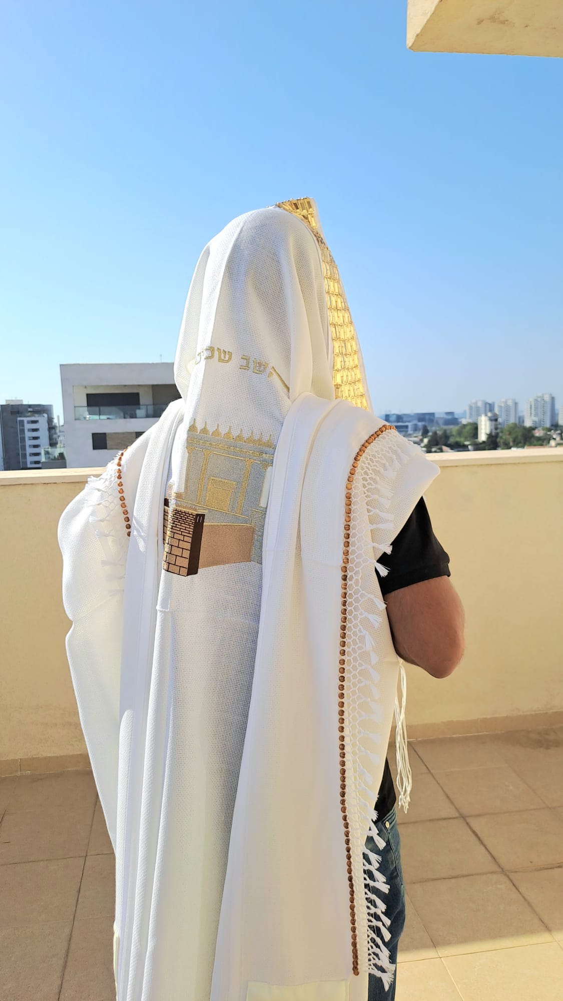 טלית מפוארת ויוקרתית בעיצוב בית המקדש זהב נוצץ עם שזירת חרוזי עץ בעבודת יד מתנה לבעל אוריה עיצוב טליתות 1