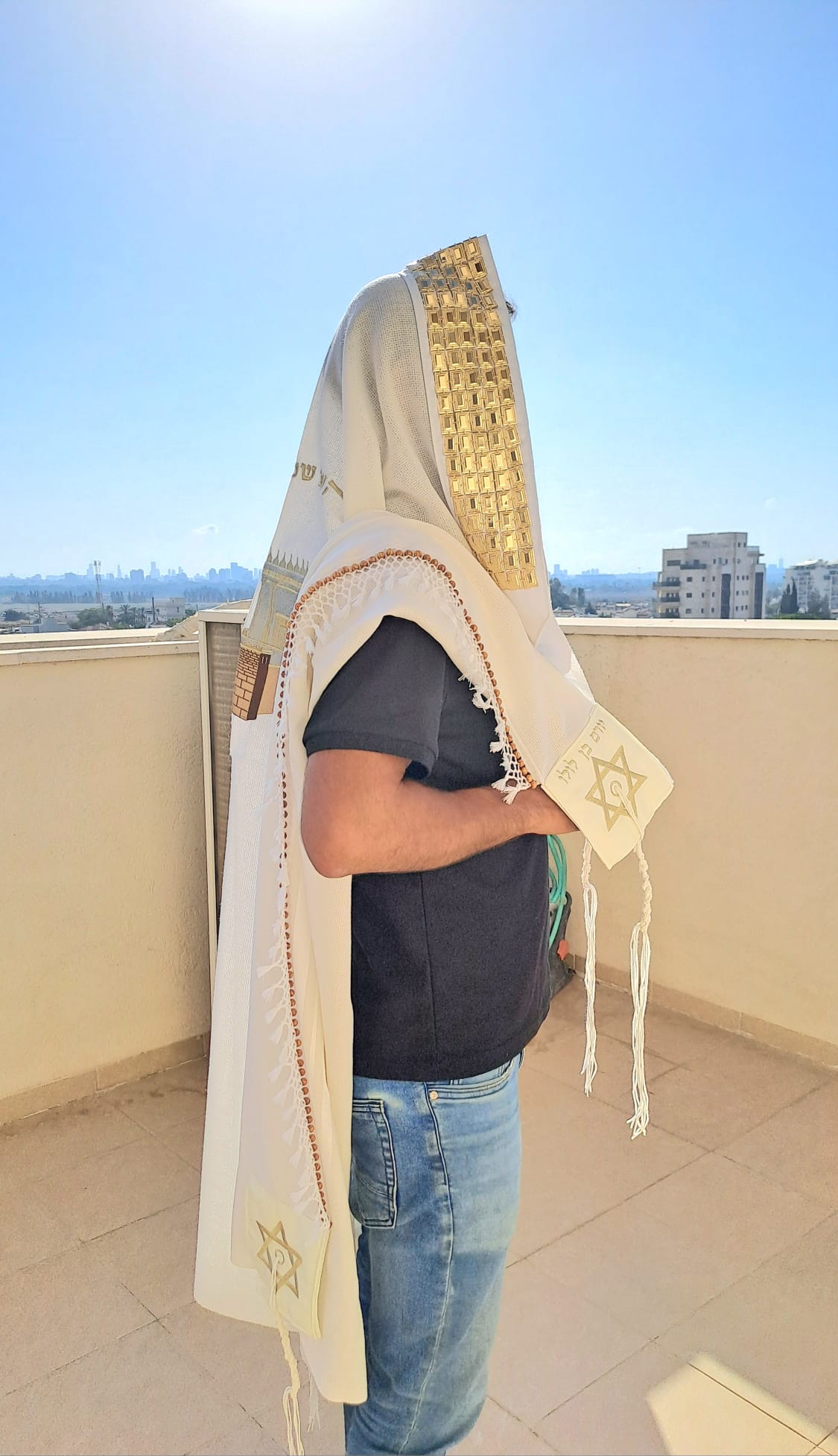 טלית מפוארת ויוקרתית בעיצוב בית המקדש זהב נוצץ עם שזירת חרוזי עץ בעבודת יד מתנה לבעל אוריה עיצוב טליתות 2