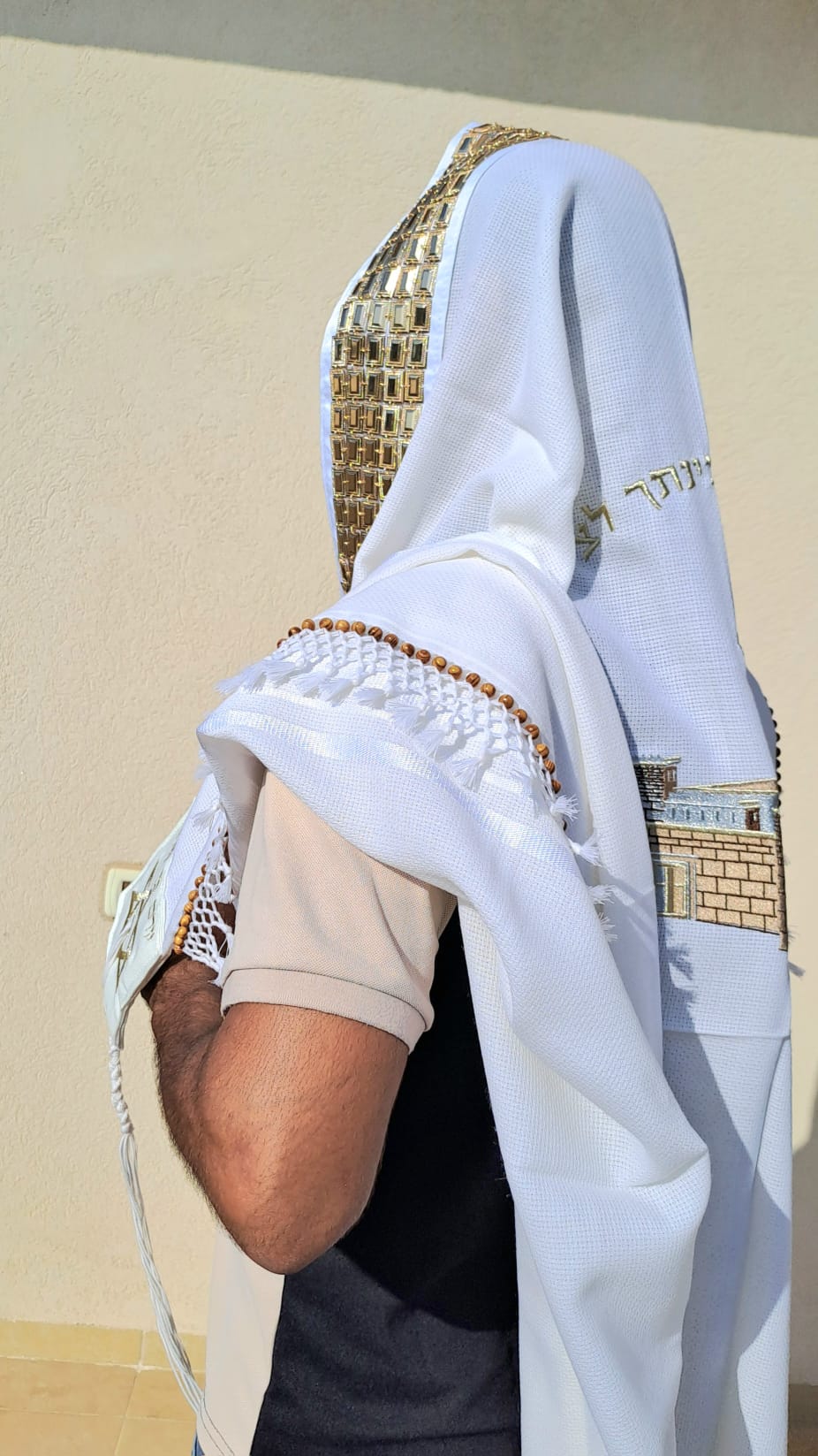 טלית מפוארת ויוקרתית בעיצוב בית המקדש זהב נוצץ עם שזירת חרוזי עץ בעבודת יד מתנה לבעל אוריה עיצוב טליתות 4