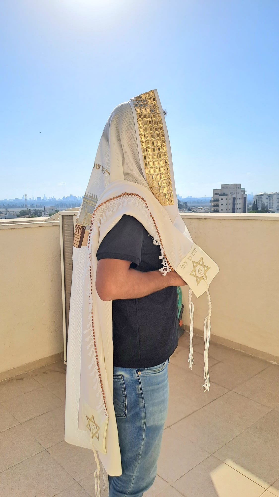 טלית מפוארת ויוקרתית בעיצוב בית המקדש זהב נוצץ עם שזירת חרוזי עץ בעבודת יד מתנה לבעל אוריה עיצוב טליתות 6