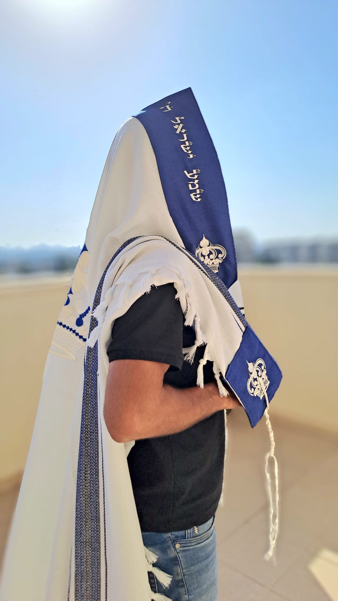 טלית צמר יוקרתית באריגה דמוי עבודת יד כתר יוקרה - כחול רויאל בעיצוב LIAT אוריה עיצוב טליתות 1