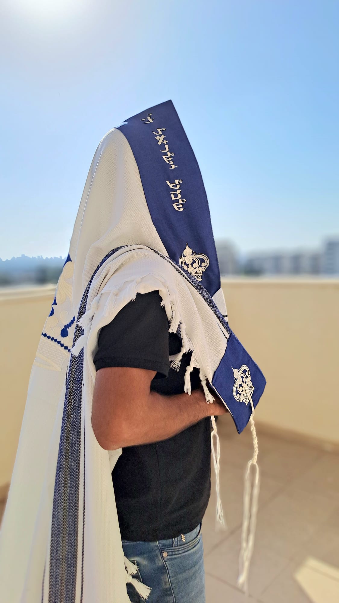 טלית צמר יוקרתית באריגה דמוי עבודת יד כתר יוקרה - כחול רויאל בעיצוב LIAT אוריה עיצוב טליתות 2