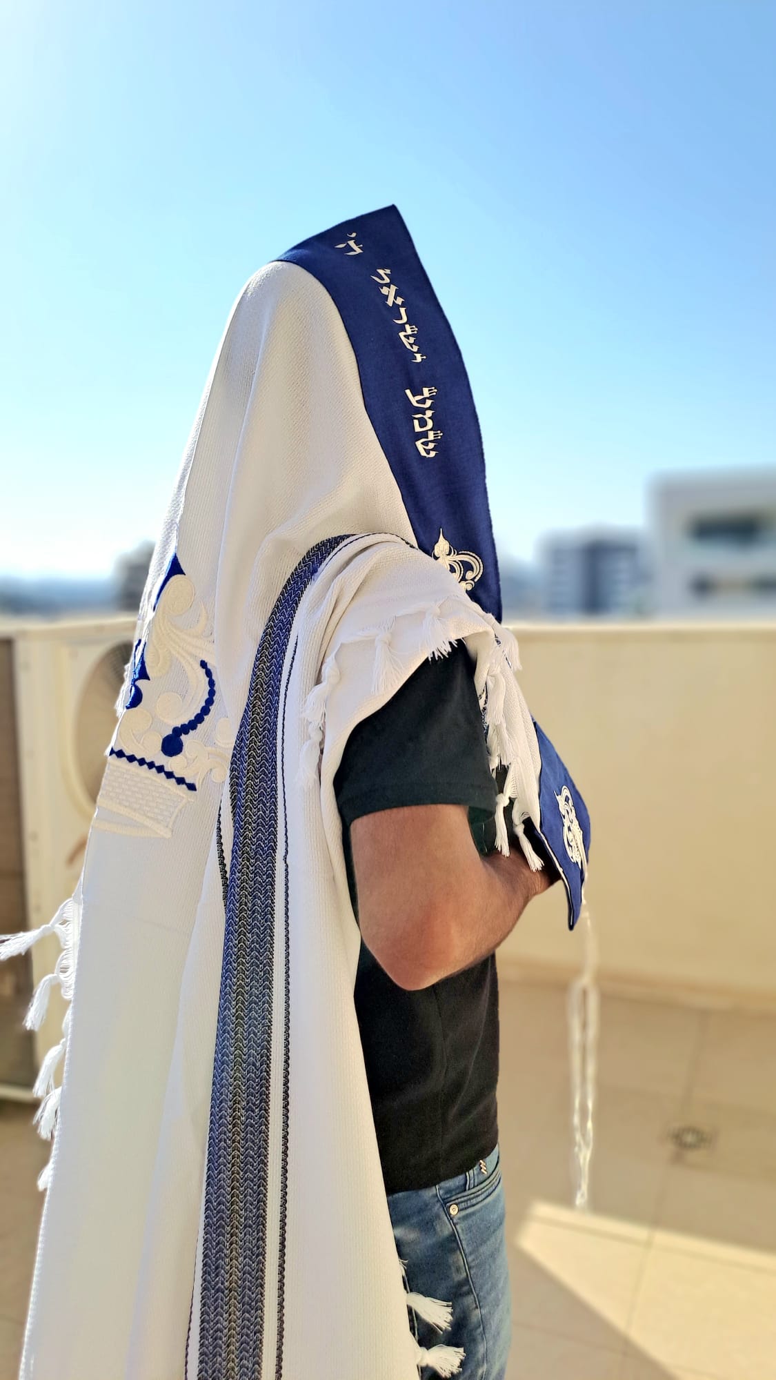 טלית צמר יוקרתית באריגה דמוי עבודת יד כתר יוקרה - כחול רויאל בעיצוב LIAT אוריה עיצוב טליתות 3