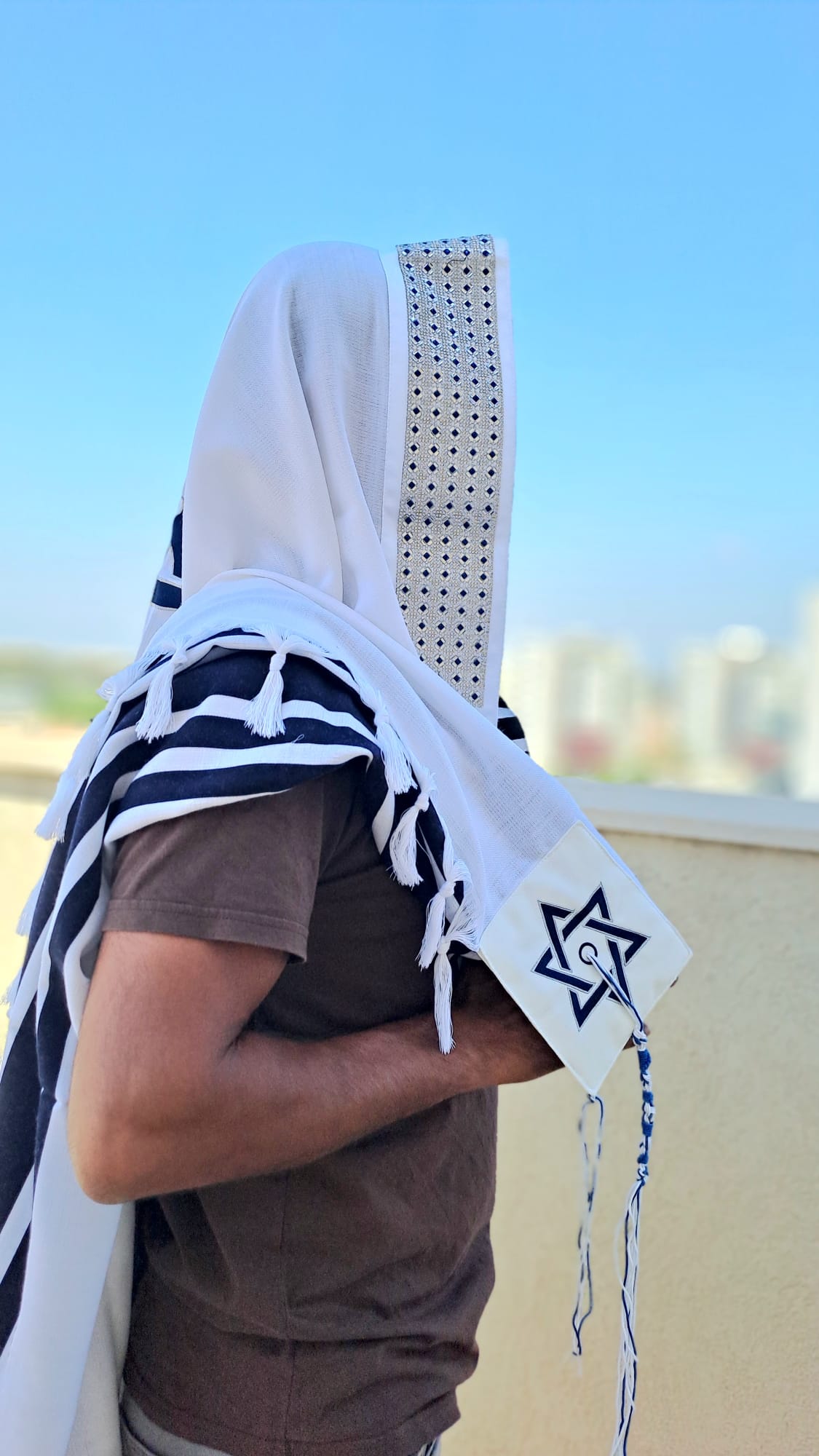 טלית צמר יוקרתית בעיצוב Osher כחול וכסף נוצץ בשילוב חרוזים בעבודת יד אוריה עיצוב טליתות 1