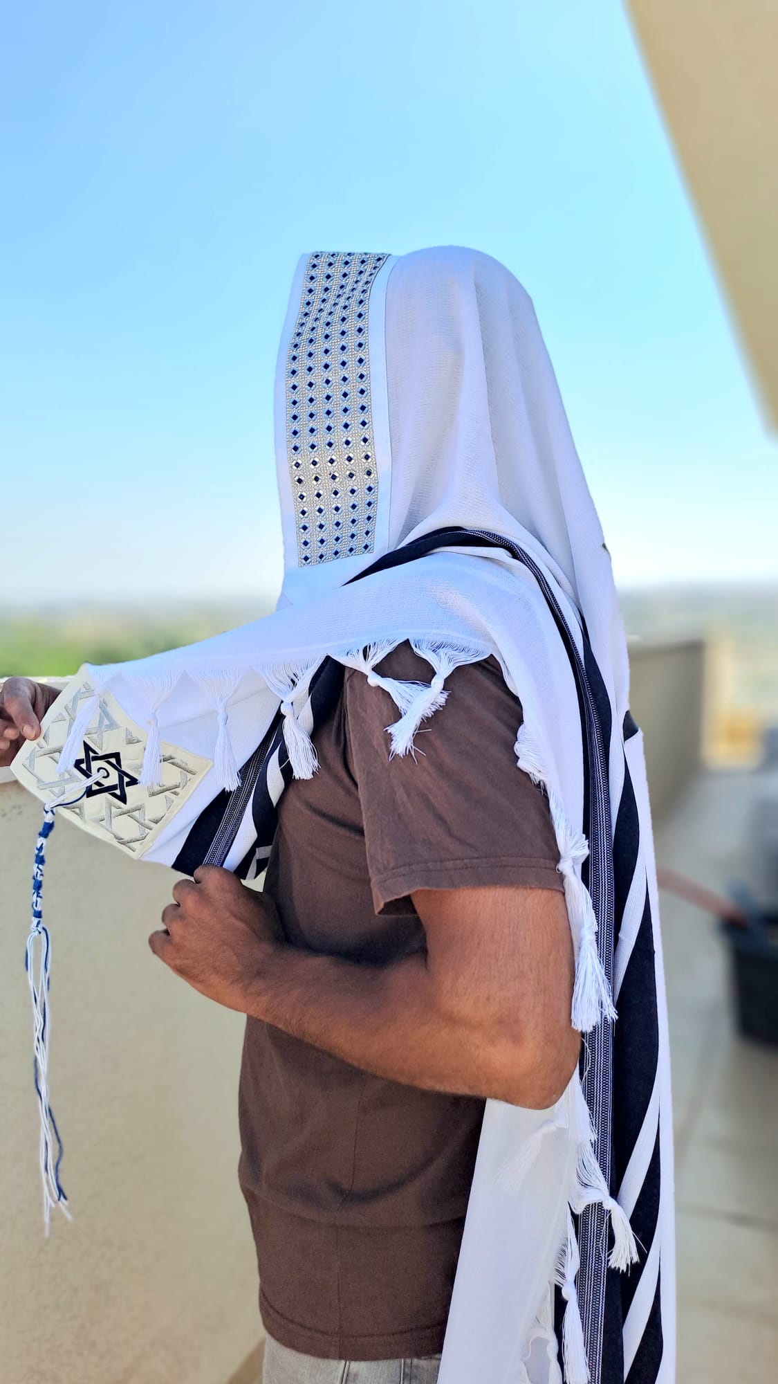 טלית צמר יוקרתית בעיצוב Osher כחול וכסף נוצץ בשילוב חרוזים בעבודת יד אוריה עיצוב טליתות 10