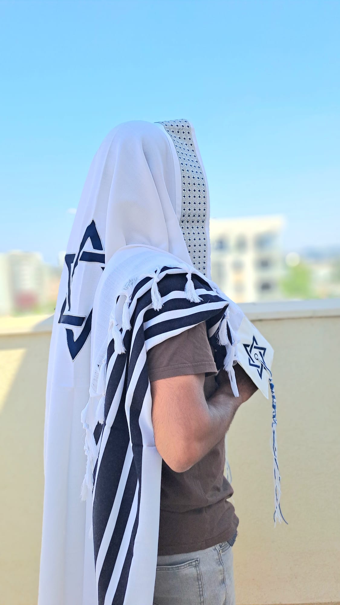 טלית צמר יוקרתית בעיצוב Osher כחול וכסף נוצץ בשילוב חרוזים בעבודת יד אוריה עיצוב טליתות 2