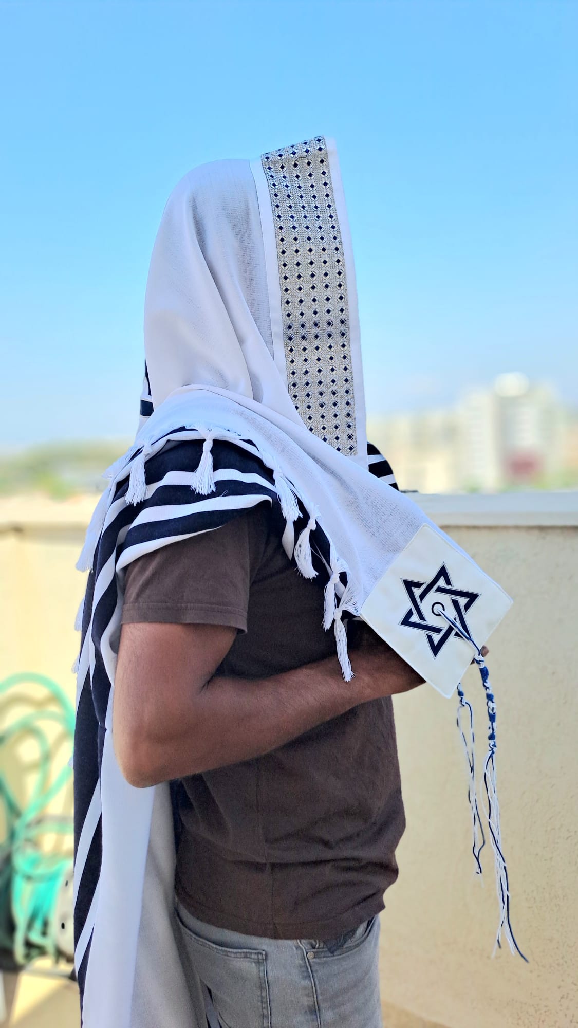 טלית צמר יוקרתית בעיצוב Osher כחול וכסף נוצץ בשילוב חרוזים בעבודת יד אוריה עיצוב טליתות 3