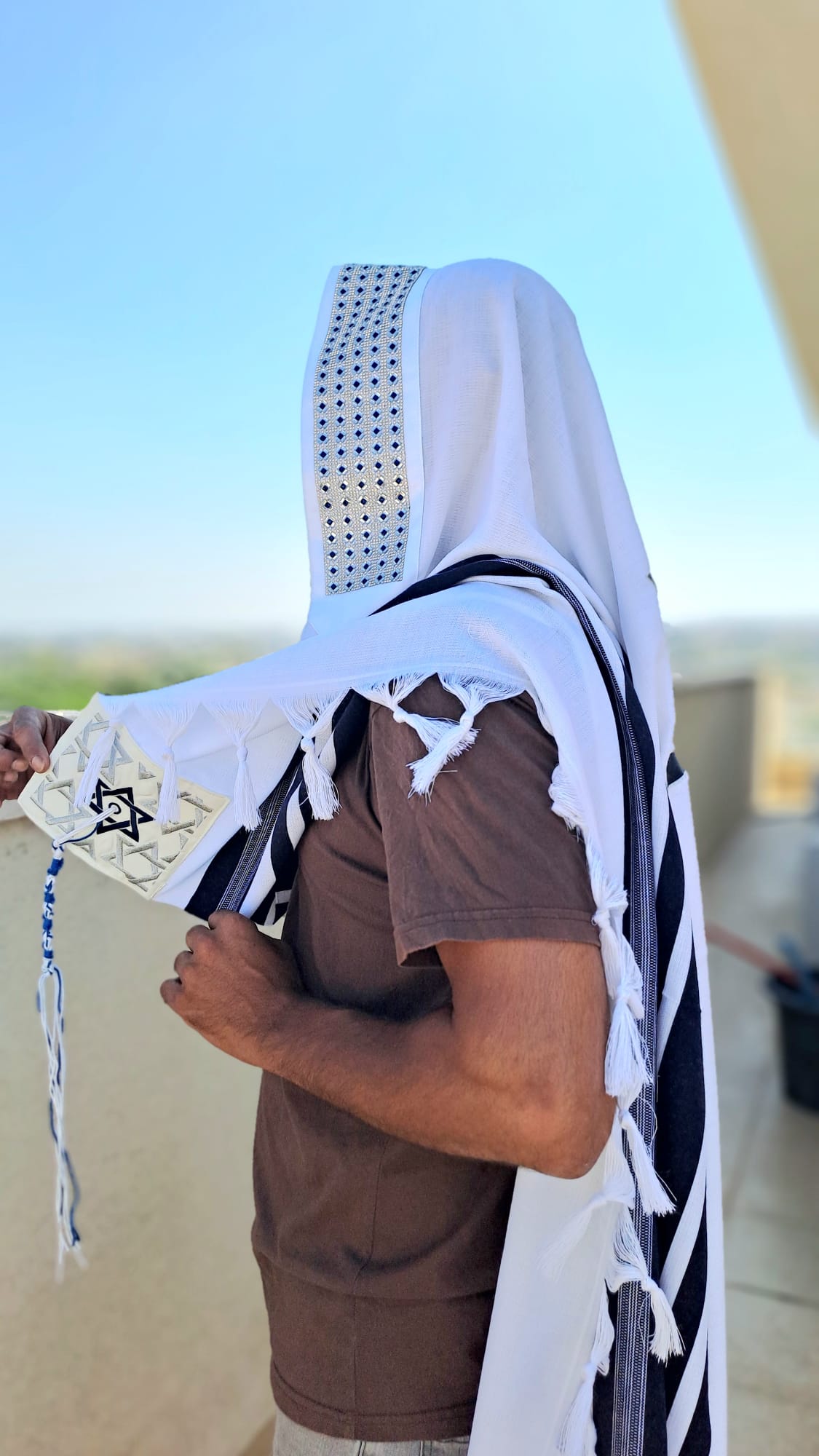 טלית צמר יוקרתית בעיצוב Osher כחול וכסף נוצץ בשילוב חרוזים בעבודת יד אוריה עיצוב טליתות 4