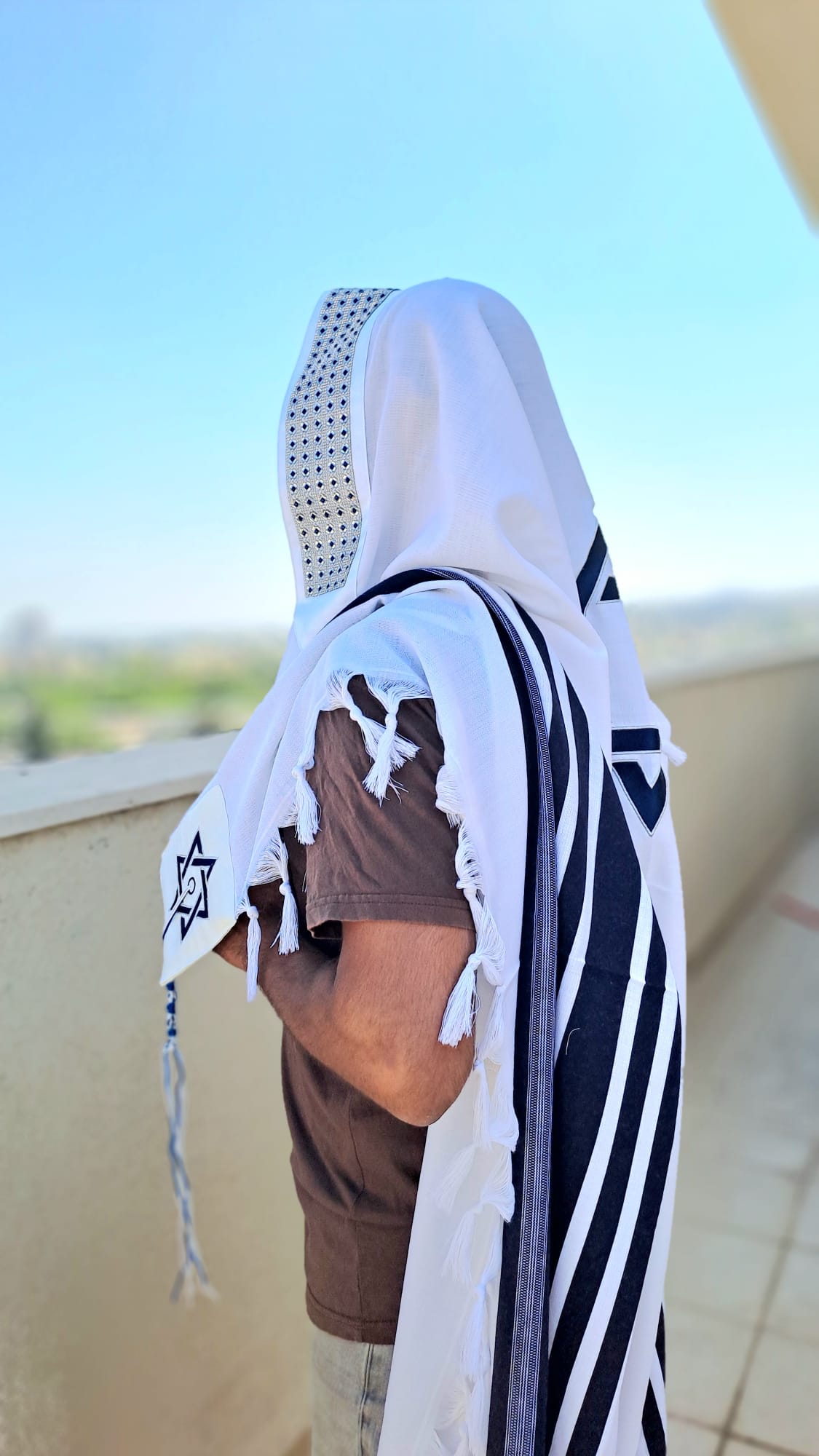 טלית צמר יוקרתית בעיצוב Osher כחול וכסף נוצץ בשילוב חרוזים בעבודת יד אוריה עיצוב טליתות 7