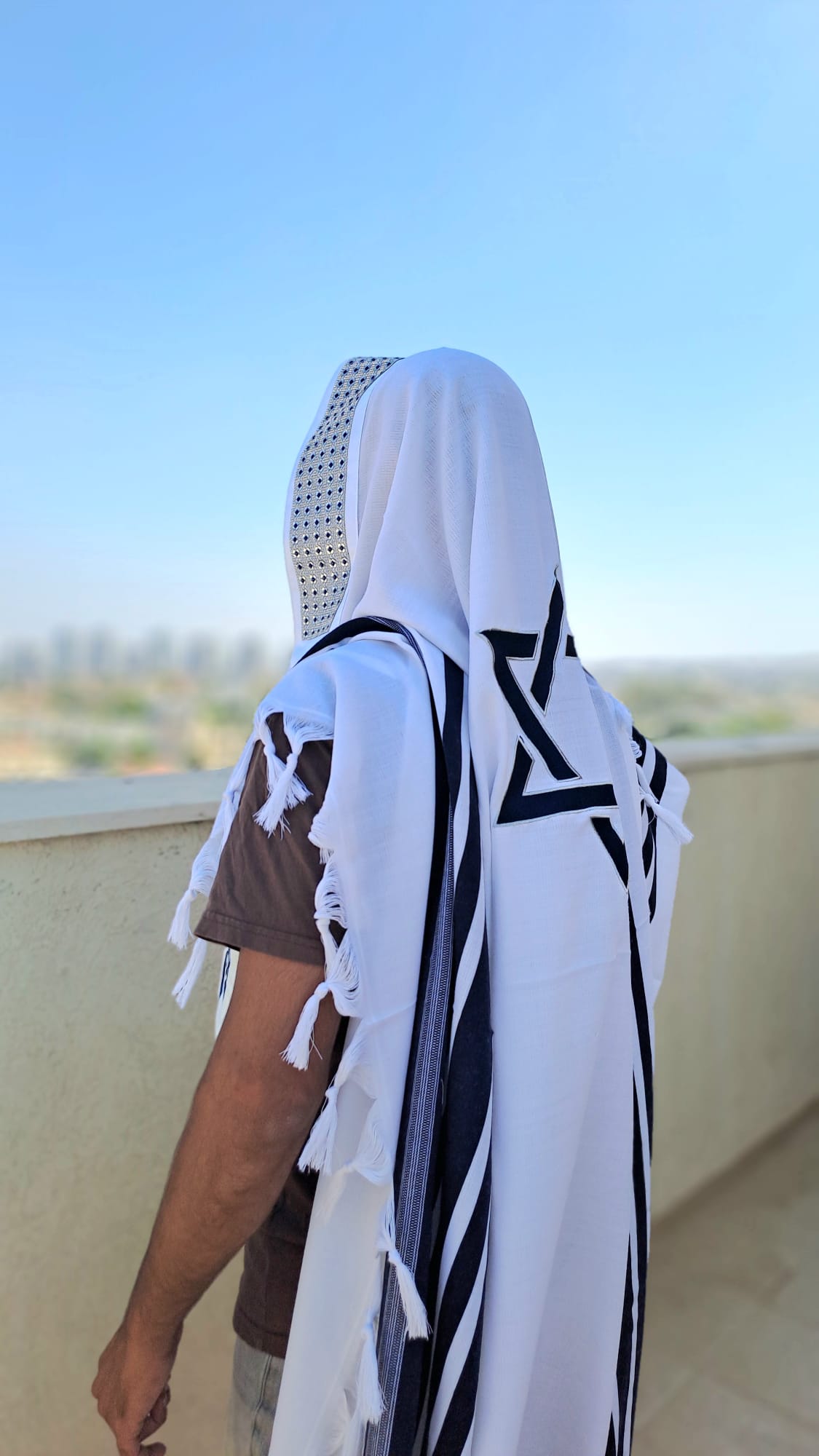 טלית צמר יוקרתית בעיצוב Osher כחול וכסף נוצץ בשילוב חרוזים בעבודת יד אוריה עיצוב טליתות 8