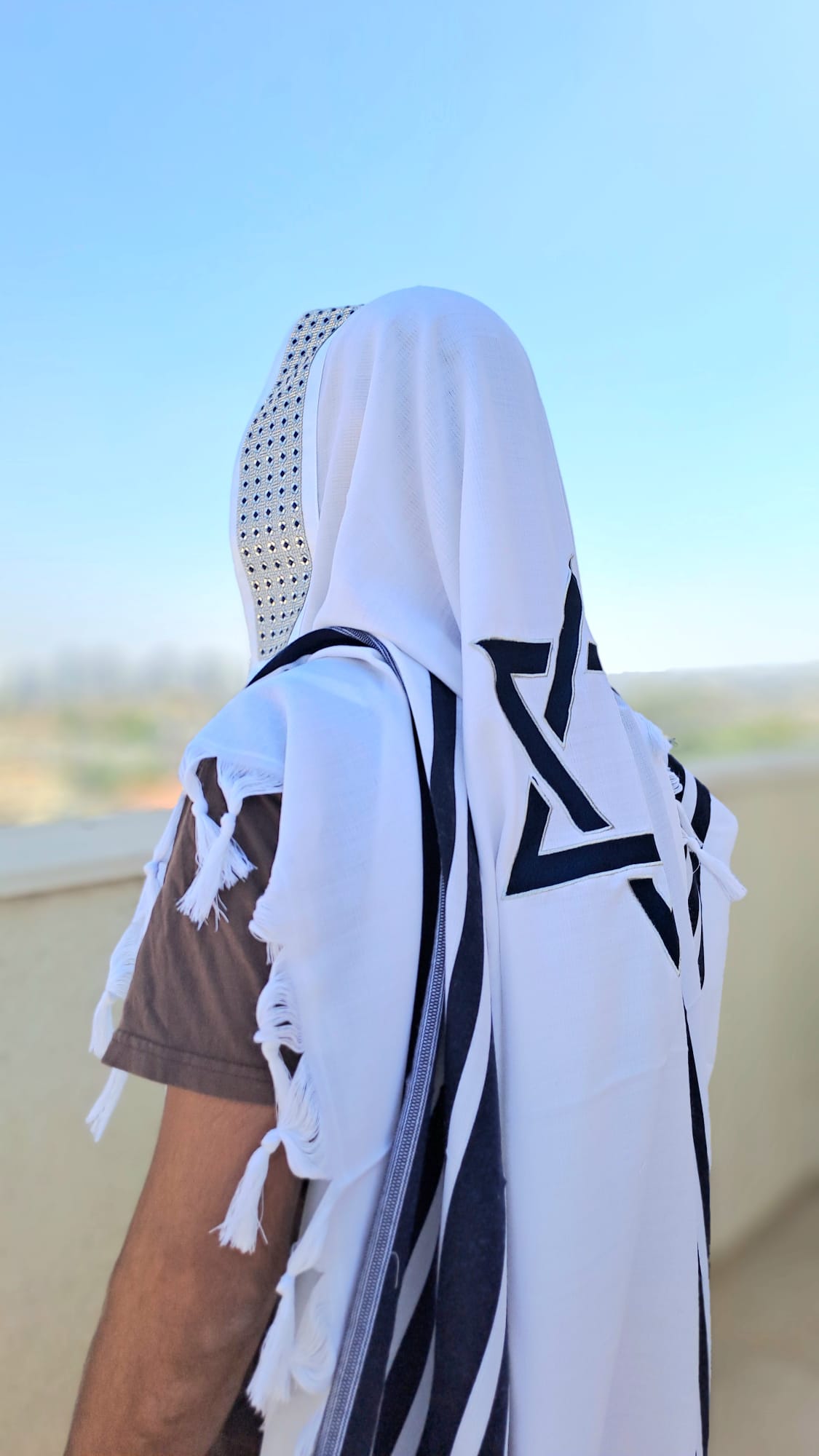 טלית צמר יוקרתית בעיצוב Osher כחול וכסף נוצץ בשילוב חרוזים בעבודת יד אוריה עיצוב טליתות 9