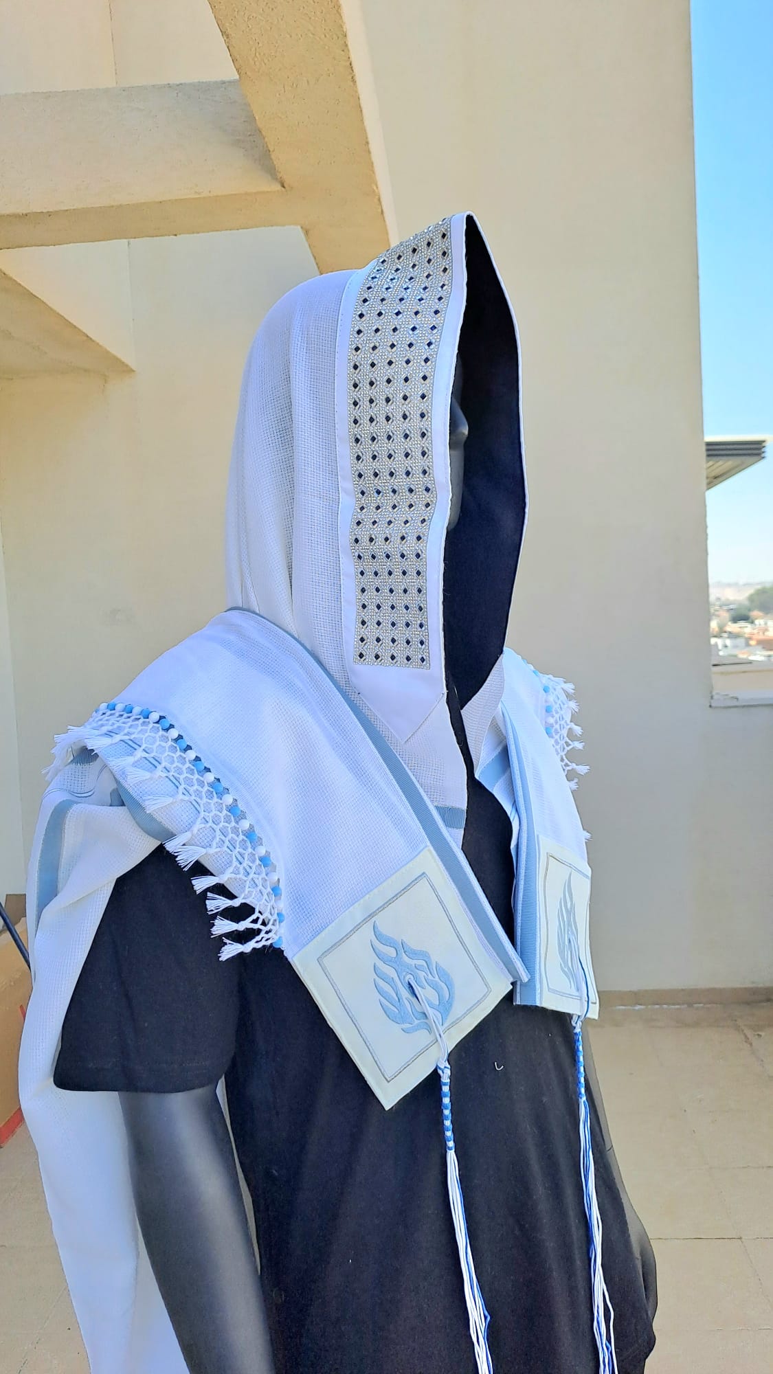 טלית צמר יוקרתית האש שלי עם שזירת חרוזים בעבודת יד ופתיל תכלת אוריה עיצוב טליתות 2