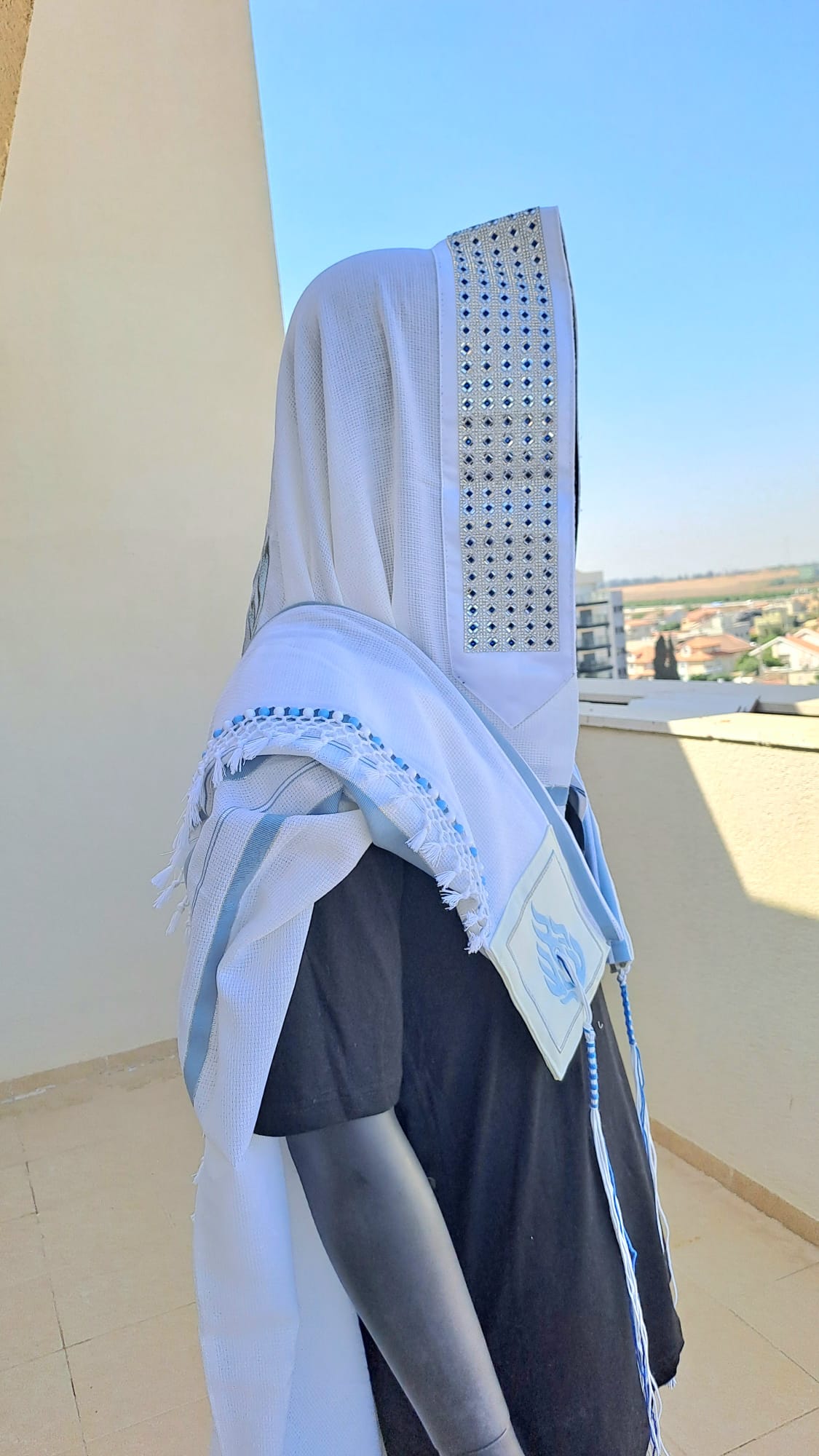 טלית צמר יוקרתית האש שלי עם שזירת חרוזים בעבודת יד ופתיל תכלת אוריה עיצוב טליתות 3