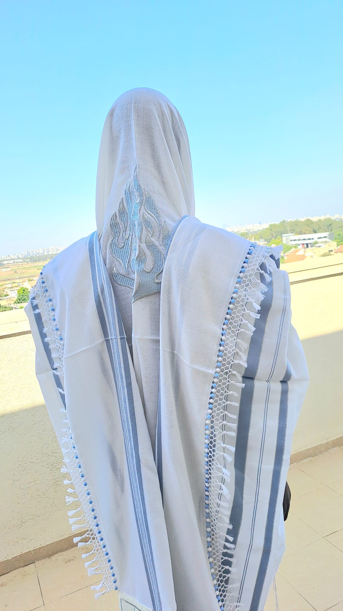 טלית צמר יוקרתית האש שלי עם שזירת חרוזים בעבודת יד ופתיל תכלת אוריה עיצוב טליתות 5