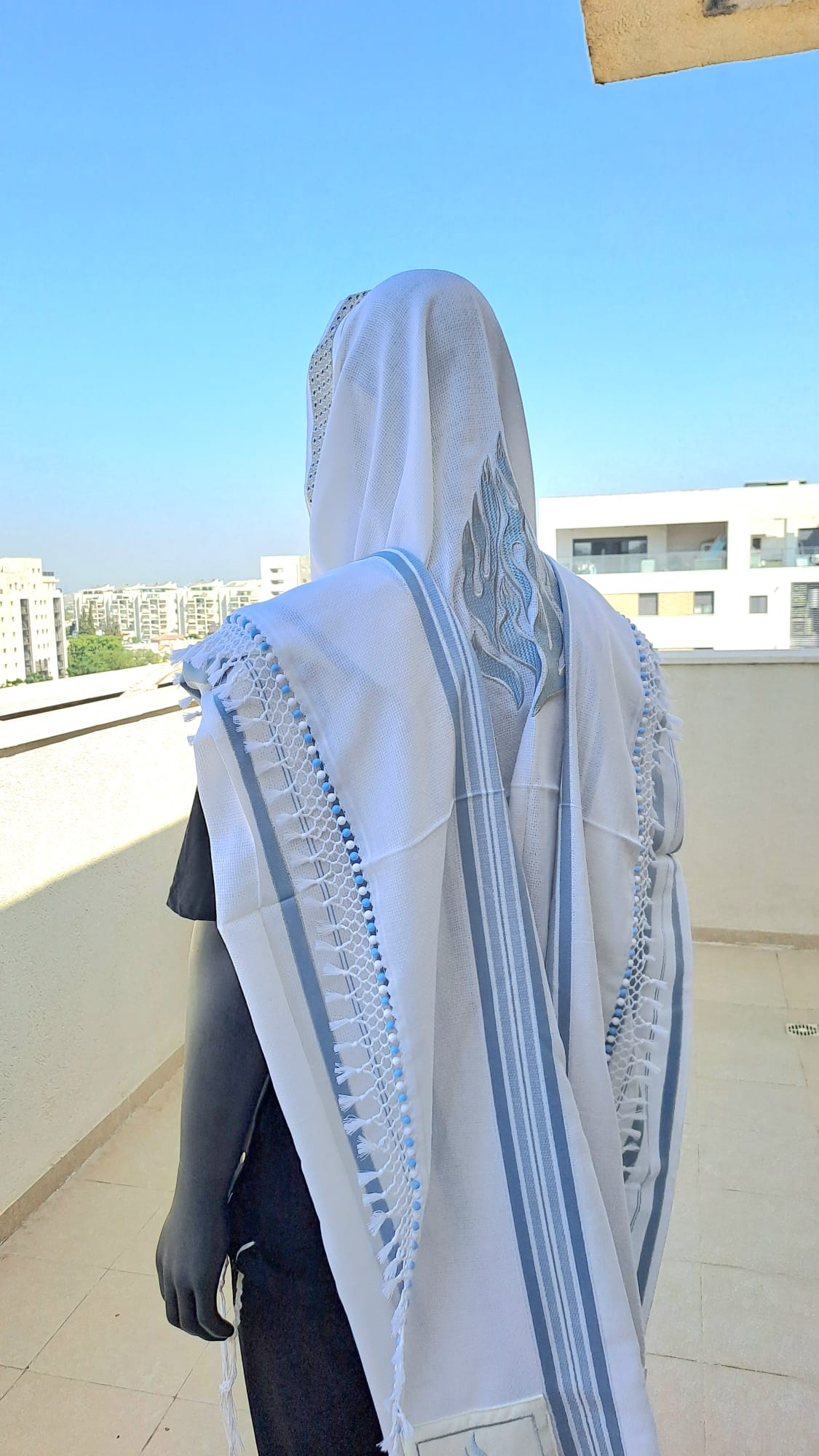 טלית צמר יוקרתית האש שלי עם שזירת חרוזים בעבודת יד ופתיל תכלת אוריה עיצוב טליתות 6