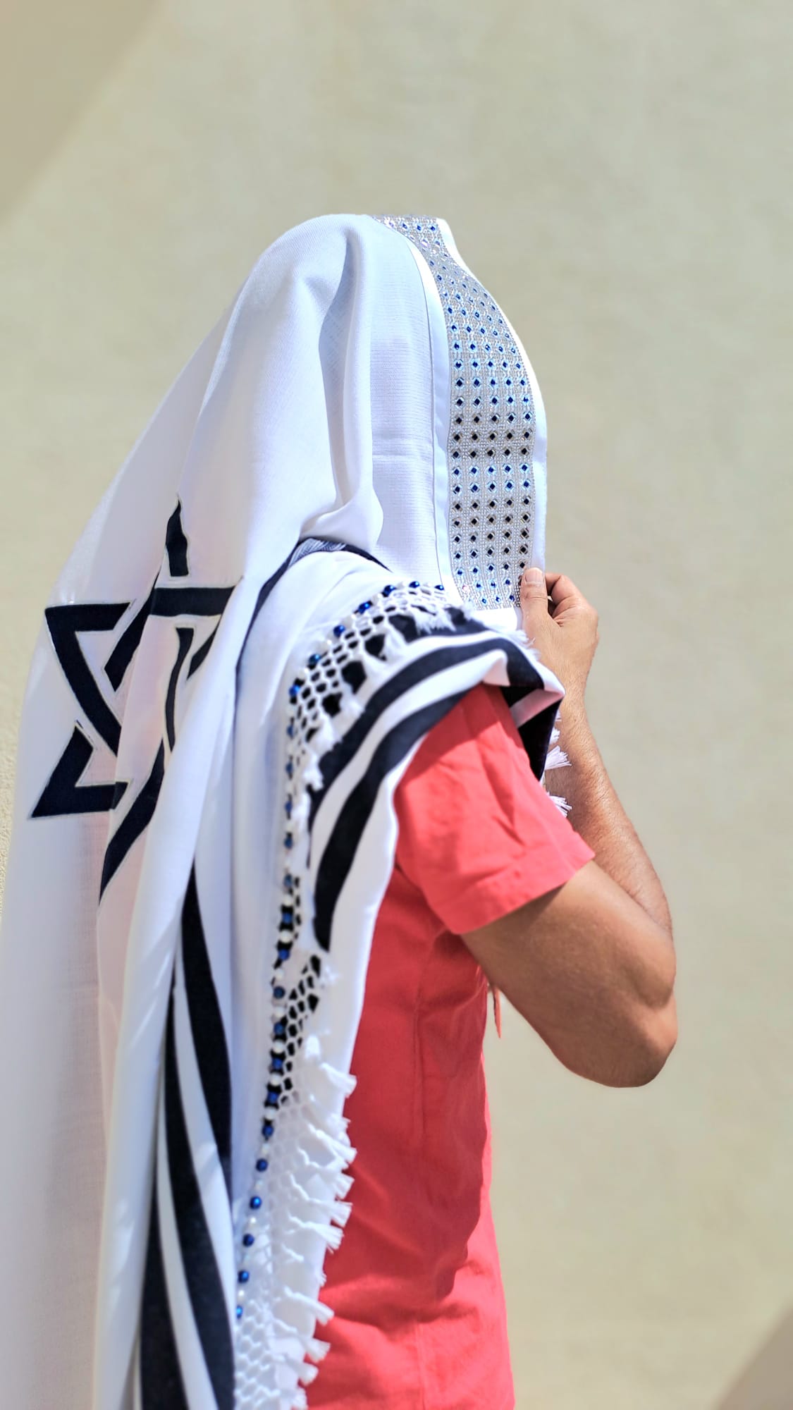 טלית צמר יוקרתית כחול כהה וכסף נוצץ עם שזירה חרוזים בעבודת יד ופתיל תכלת אוריה עיצוב טליתות 1