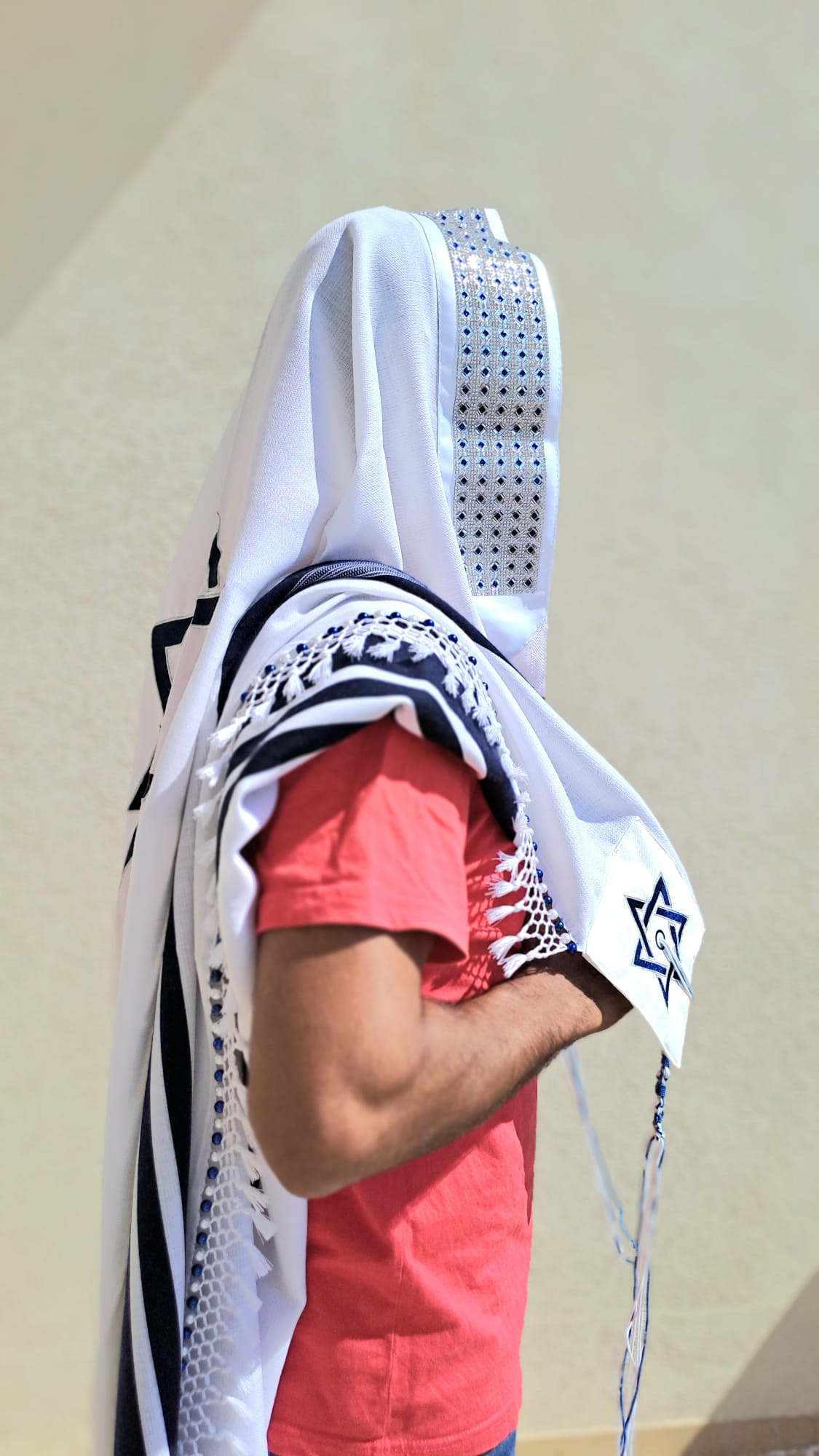 טלית צמר יוקרתית כחול כהה וכסף נוצץ עם שזירה חרוזים בעבודת יד ופתיל תכלת אוריה עיצוב טליתות 2