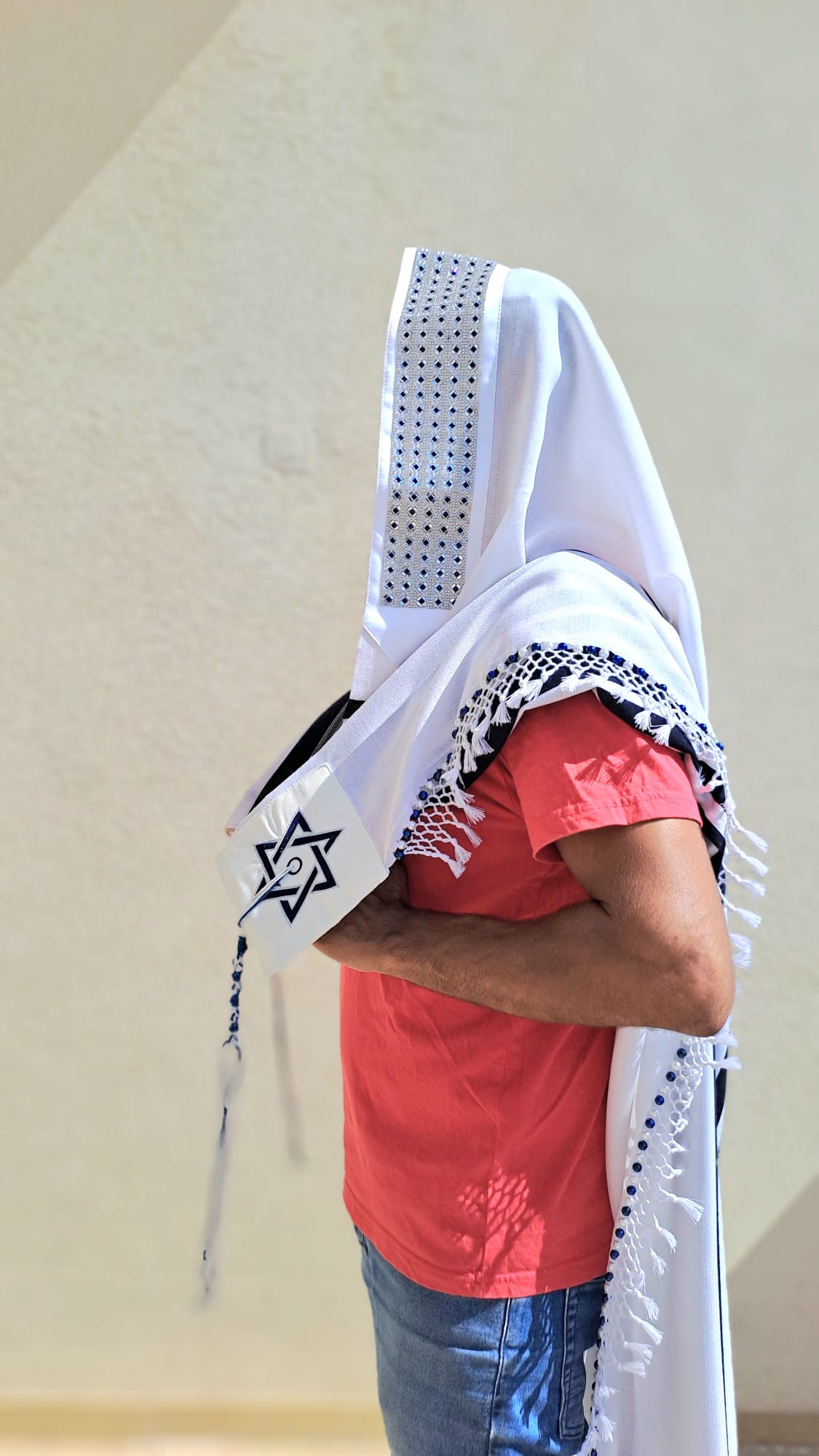 טלית צמר יוקרתית כחול כהה וכסף נוצץ עם שזירה חרוזים בעבודת יד ופתיל תכלת אוריה עיצוב טליתות 4