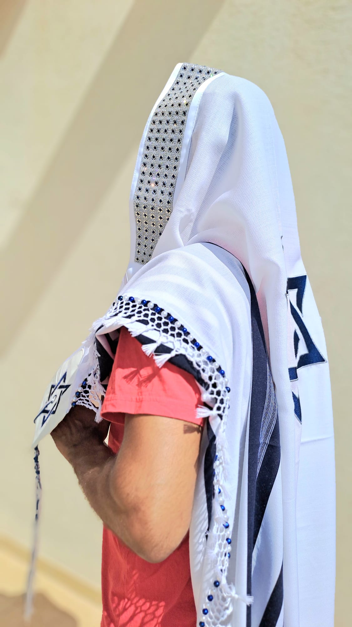 טלית צמר יוקרתית כחול כהה וכסף נוצץ עם שזירה חרוזים בעבודת יד ופתיל תכלת אוריה עיצוב טליתות 5