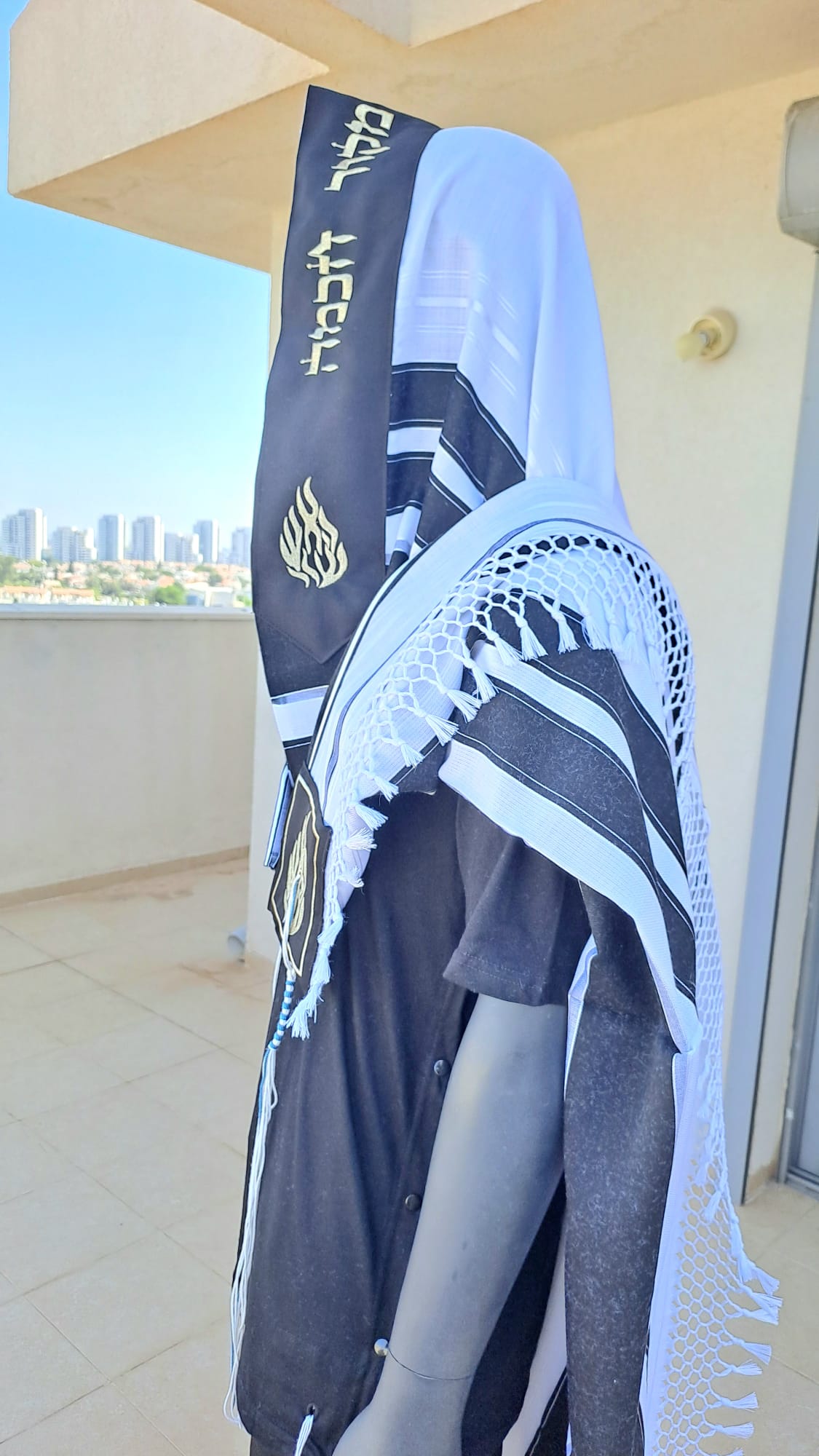 טלית צמר פסים שחורים עם רקמת האש שלי זהב שזירה עבודת יד ופתיל תכלת רמבם אוריה עיצוב טליתות 1