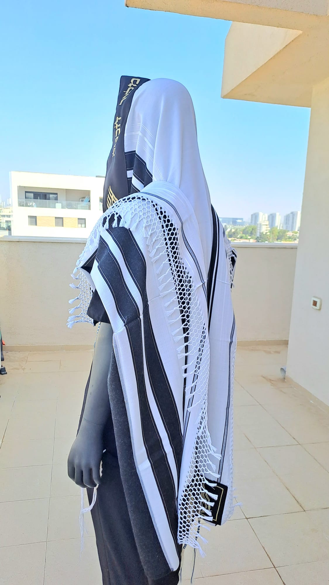 טלית צמר פסים שחורים עם רקמת האש שלי זהב שזירה עבודת יד ופתיל תכלת רמבם אוריה עיצוב טליתות 2