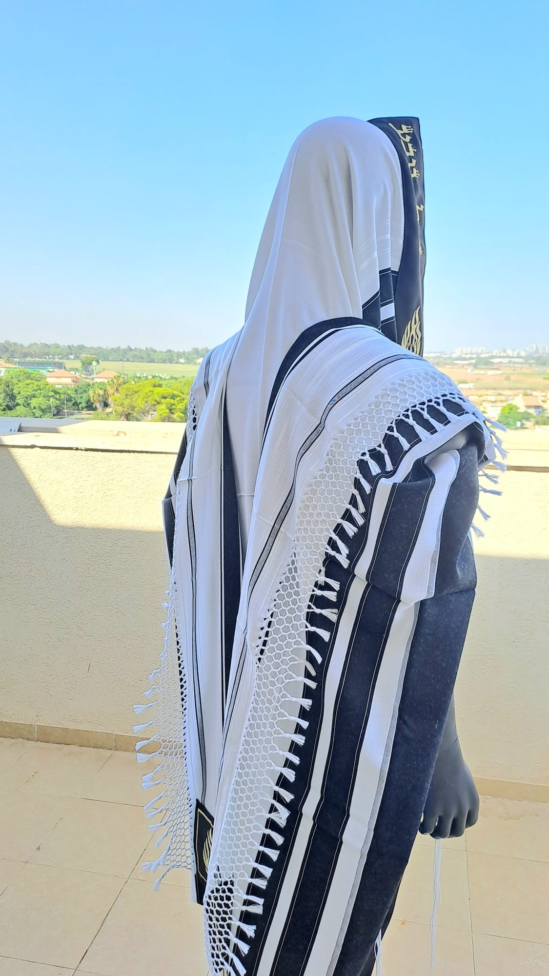 טלית צמר פסים שחורים עם רקמת האש שלי זהב שזירה עבודת יד ופתיל תכלת רמבם אוריה עיצוב טליתות 3