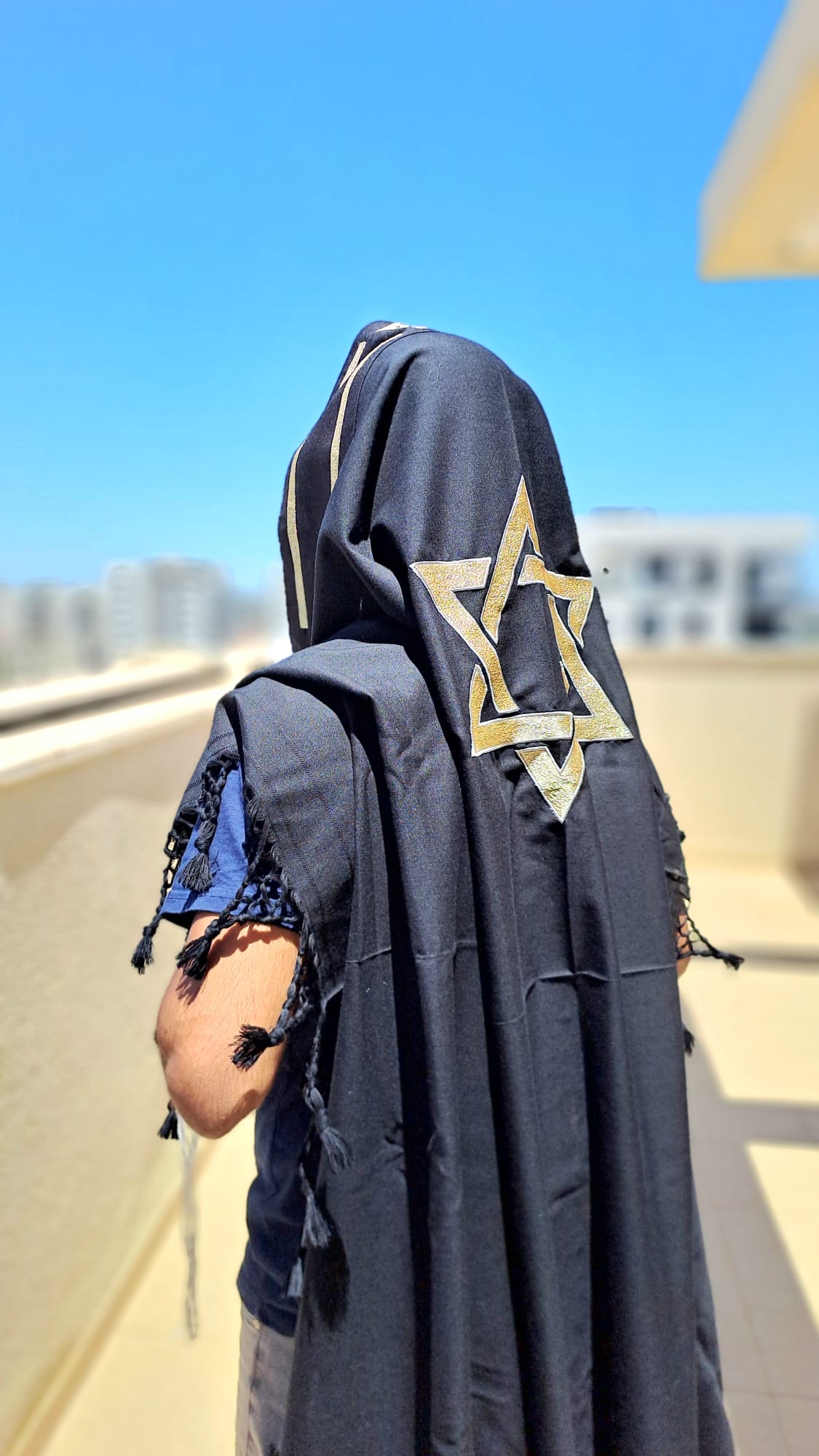טלית צמר שחורה עם רקמת מגן דוד זהב נוצץ שזירה עבודת יד וופתיל תכלת אוריה עיצוב טליתות 2