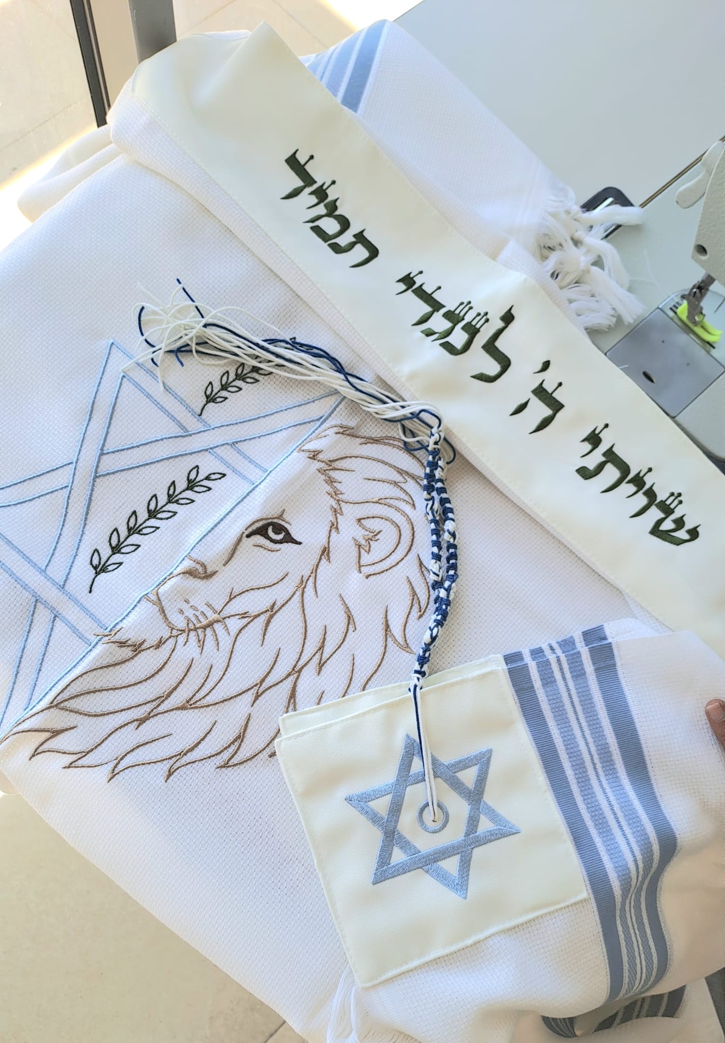 טלית 100% צמר בעיצוב יוקרתי חצי אריה וחצי מגן דוד אוריה עיצוב טליתות 1