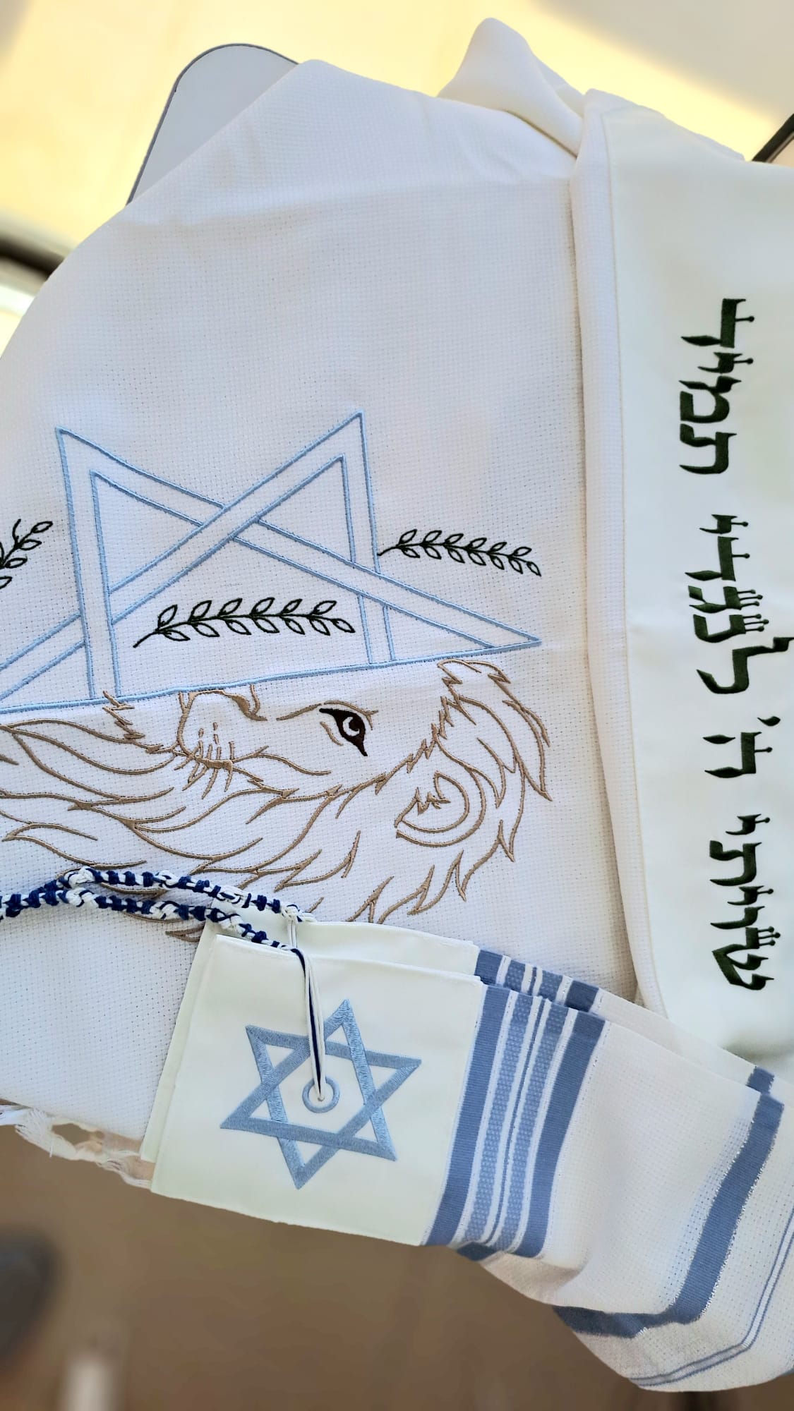 טלית 100% צמר בעיצוב יוקרתי חצי אריה וחצי מגן דוד אוריה עיצוב טליתות 2