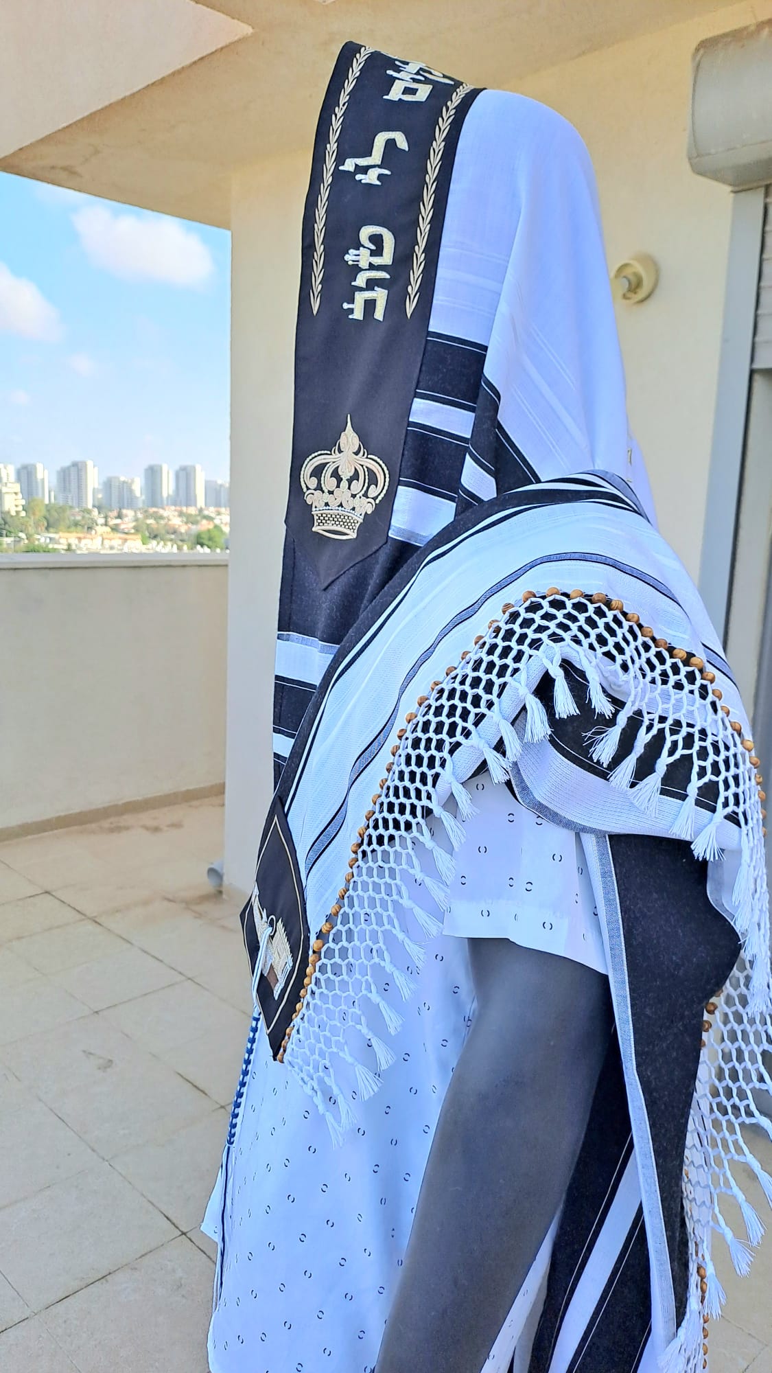 טלית בעיצוב בית המקדש שחור אבן וזהב בשילוב חרוזי עץ בעבודת יד אוריה עיצוב טליתות 1