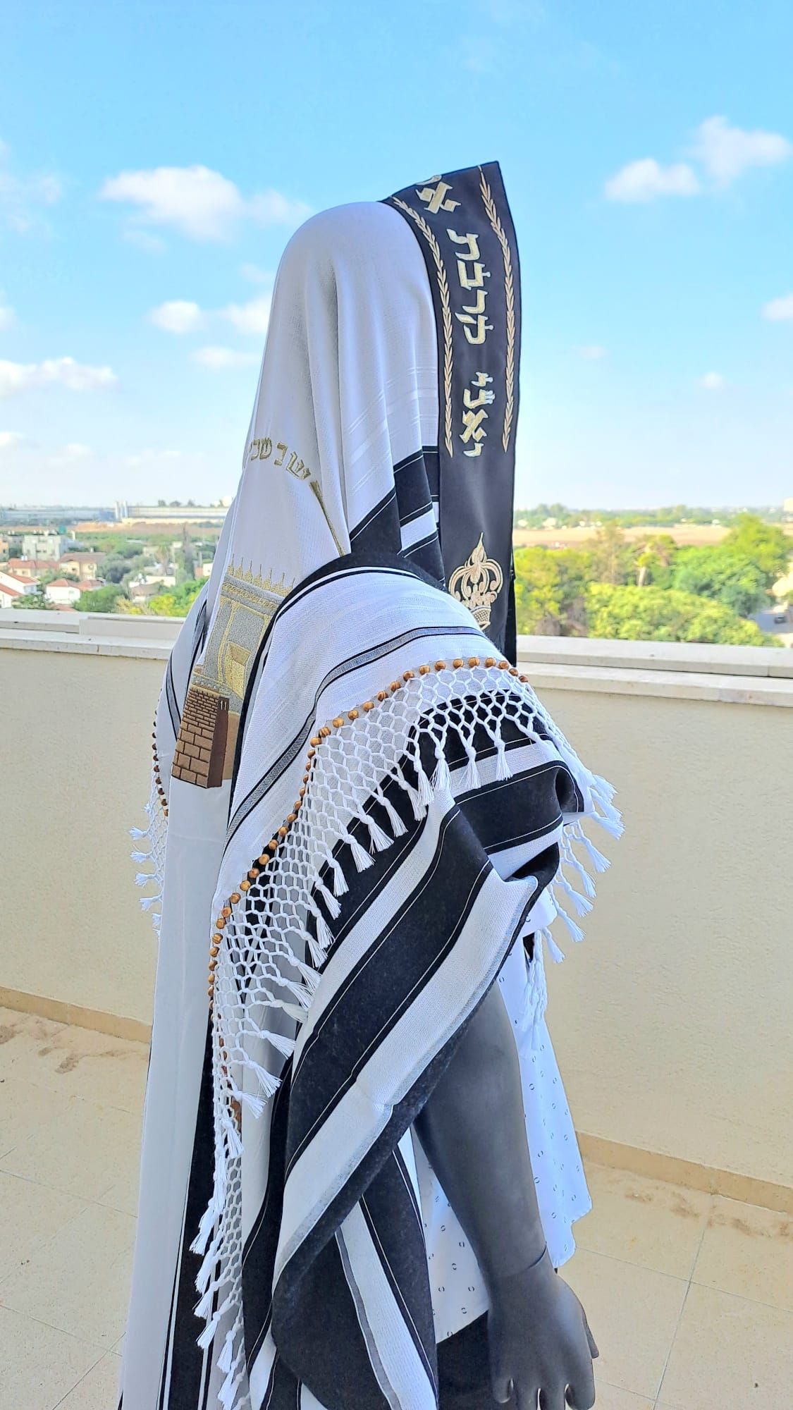טלית בעיצוב בית המקדש שחור אבן וזהב בשילוב חרוזי עץ בעבודת יד אוריה עיצוב טליתות 6