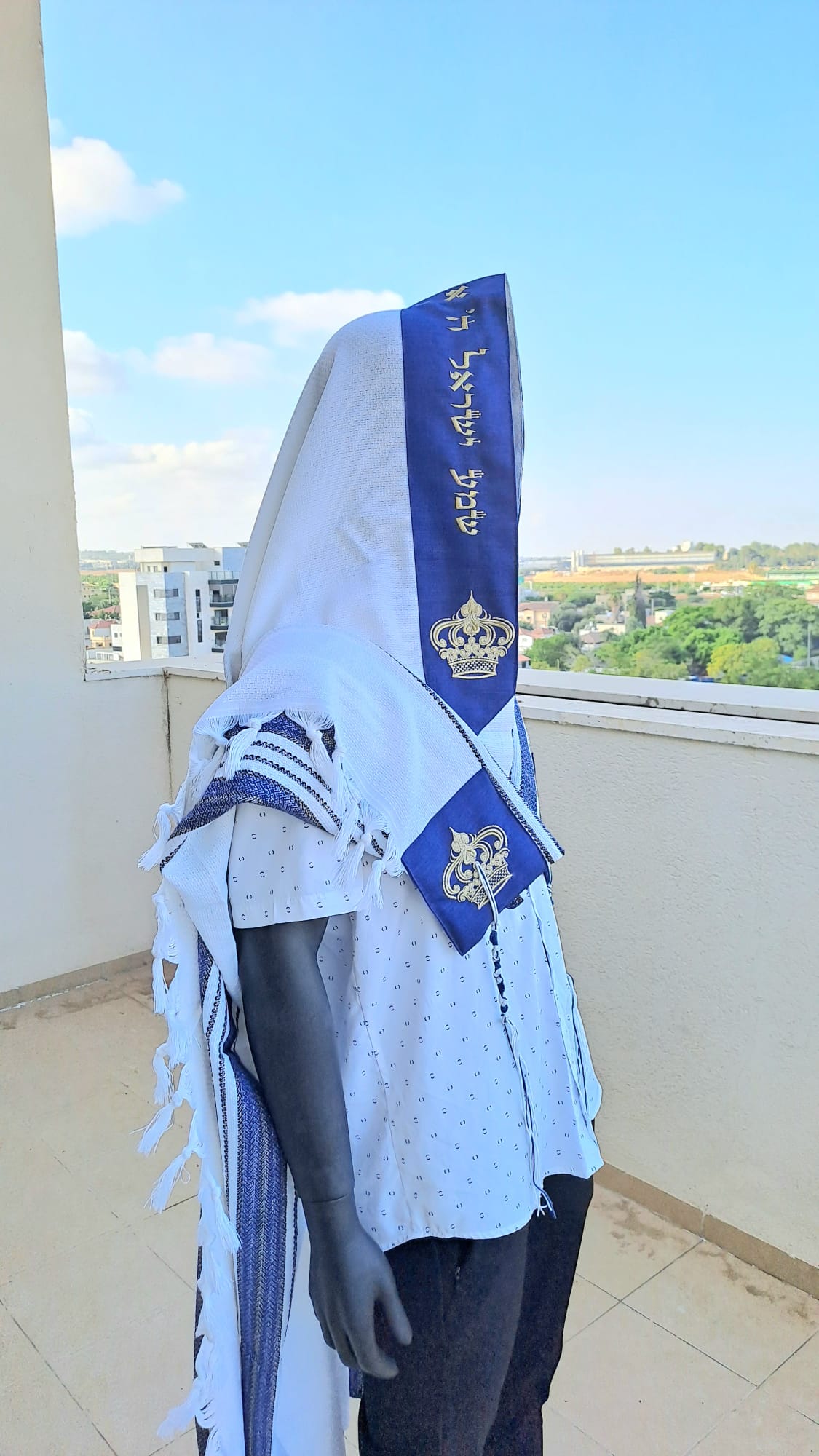 טלית צמר יוקרתית באריגה דמוי עבודת יד כתר יוקרה זהב וכחול רויאל אוריה עיצוב טליתות 3