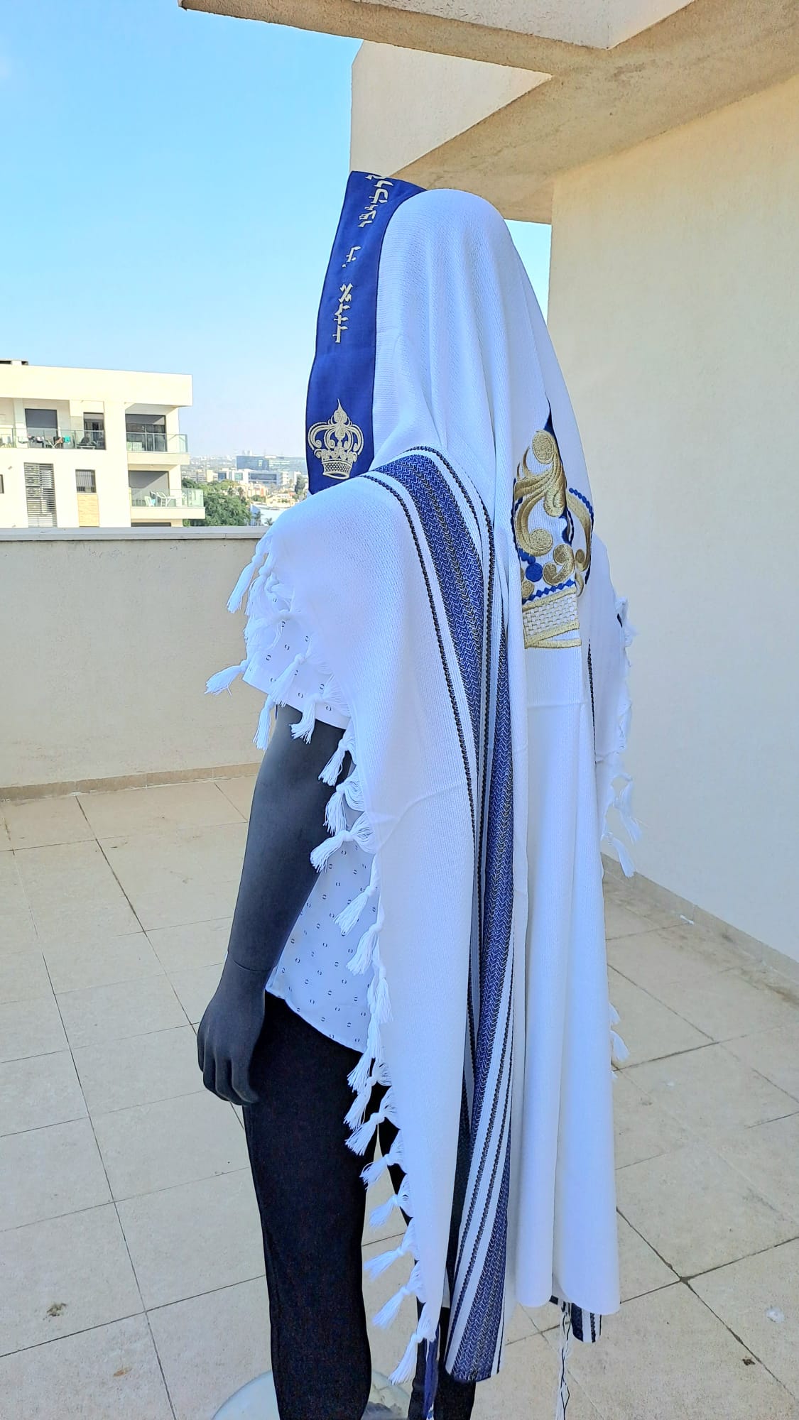 טלית צמר יוקרתית באריגה דמוי עבודת יד כתר יוקרה זהב וכחול רויאל אוריה עיצוב טליתות 5