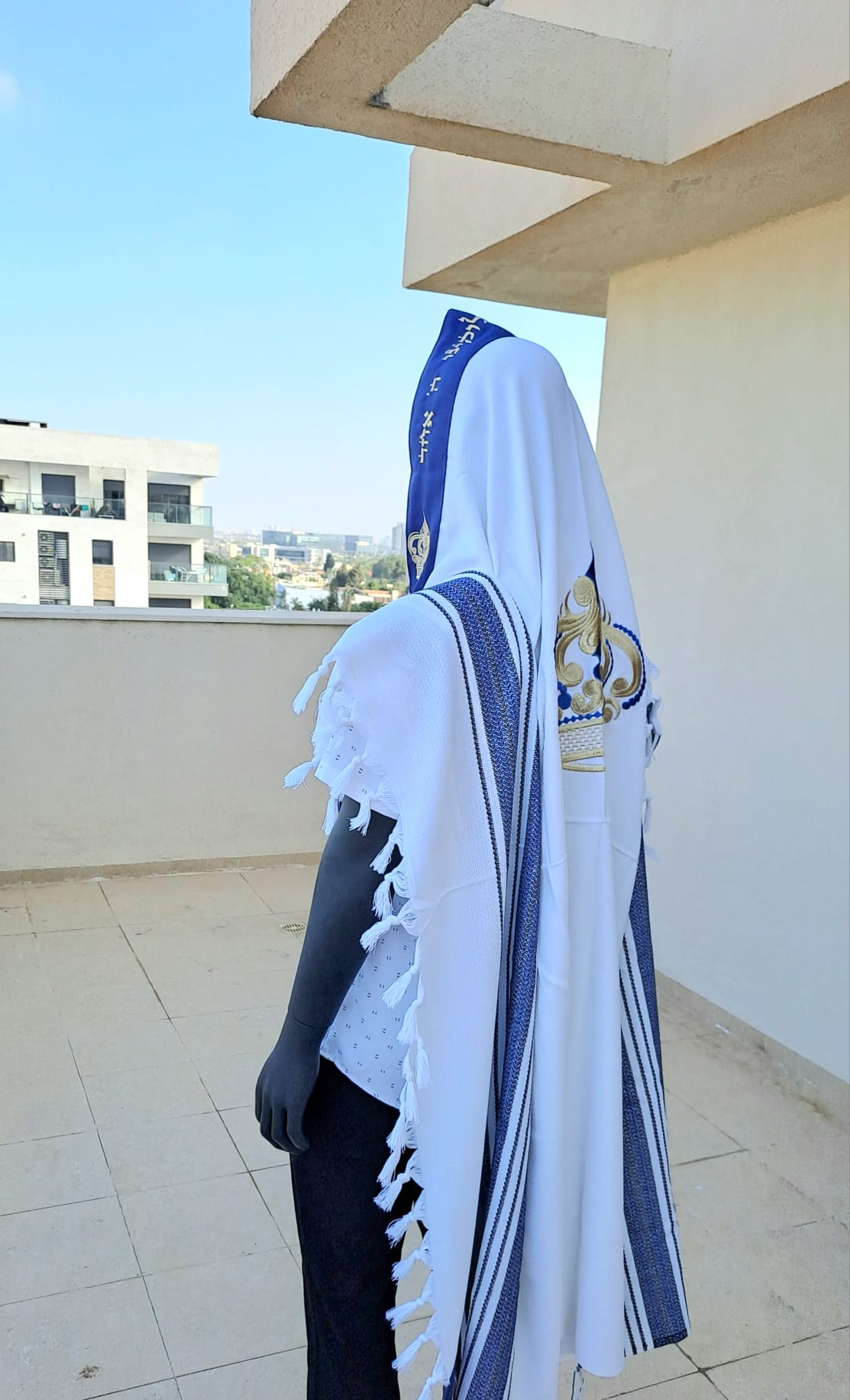 טלית צמר יוקרתית באריגה דמוי עבודת יד כתר יוקרה זהב וכחול רויאל אוריה עיצוב טליתות 7